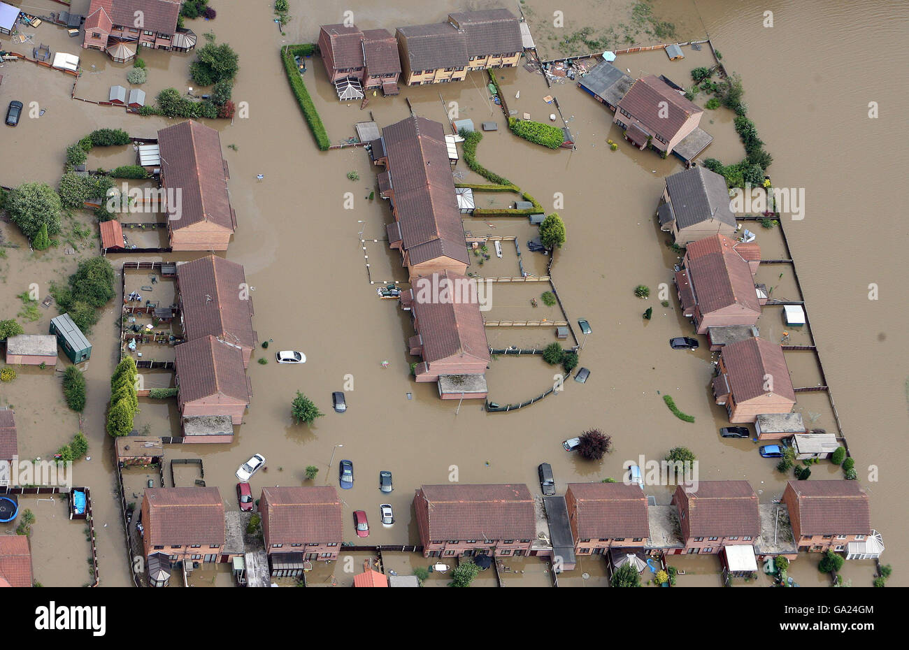 Luftaufnahme des Dorfes Catcliffe in der Nähe von Sheffield, das nach zwei Tagen heftigen Regens, die Überschwemmungen in Yorkshire verursacht hat, unter Wasser steht. Stockfoto