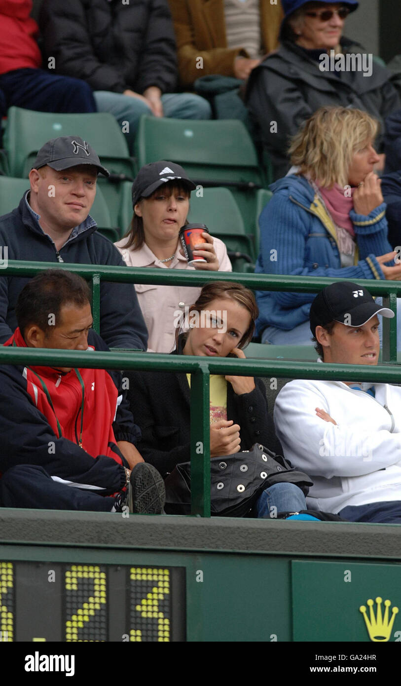 BEC Cartwright, Ehefrau von Lleyton Hewitt, sieht zu, wie er während der All England Lawn Tennis Championship in Wimbledon den britischen Richard Bloomfield spielt. Stockfoto