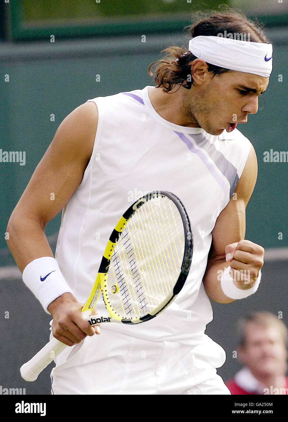 Der Spanier Rafael Nadal feiert nach seinem Sieg über die USA Mardy Fish während der All England Lawn Tennis Championship in Wimbledon. Stockfoto