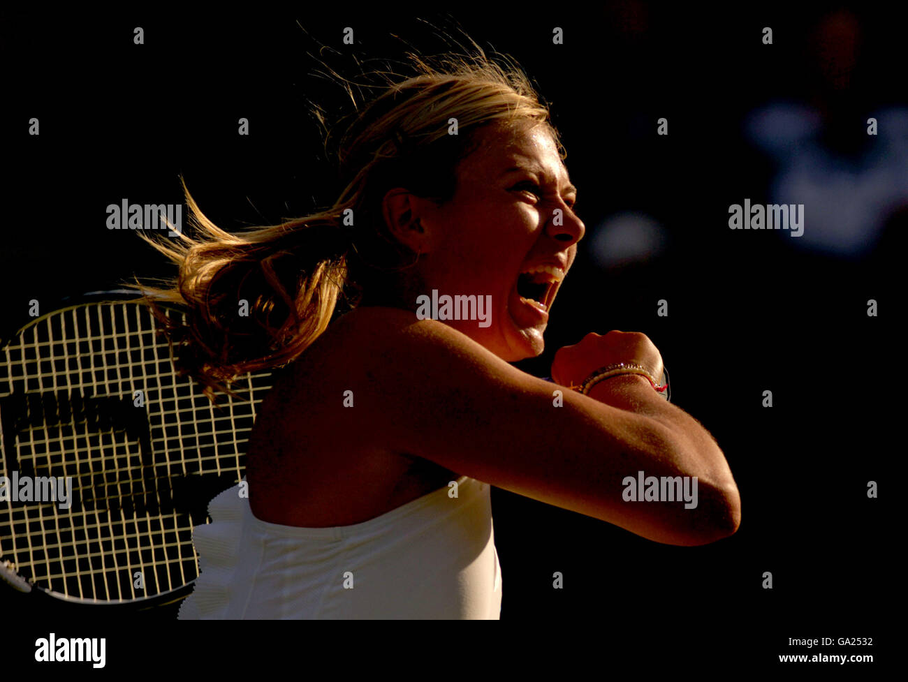 Tennis - Wimbledon Championships 2007 - Tag 2 - All England Club. Maria Sharapova im Kampf gegen Yung Jan Chan Stockfoto