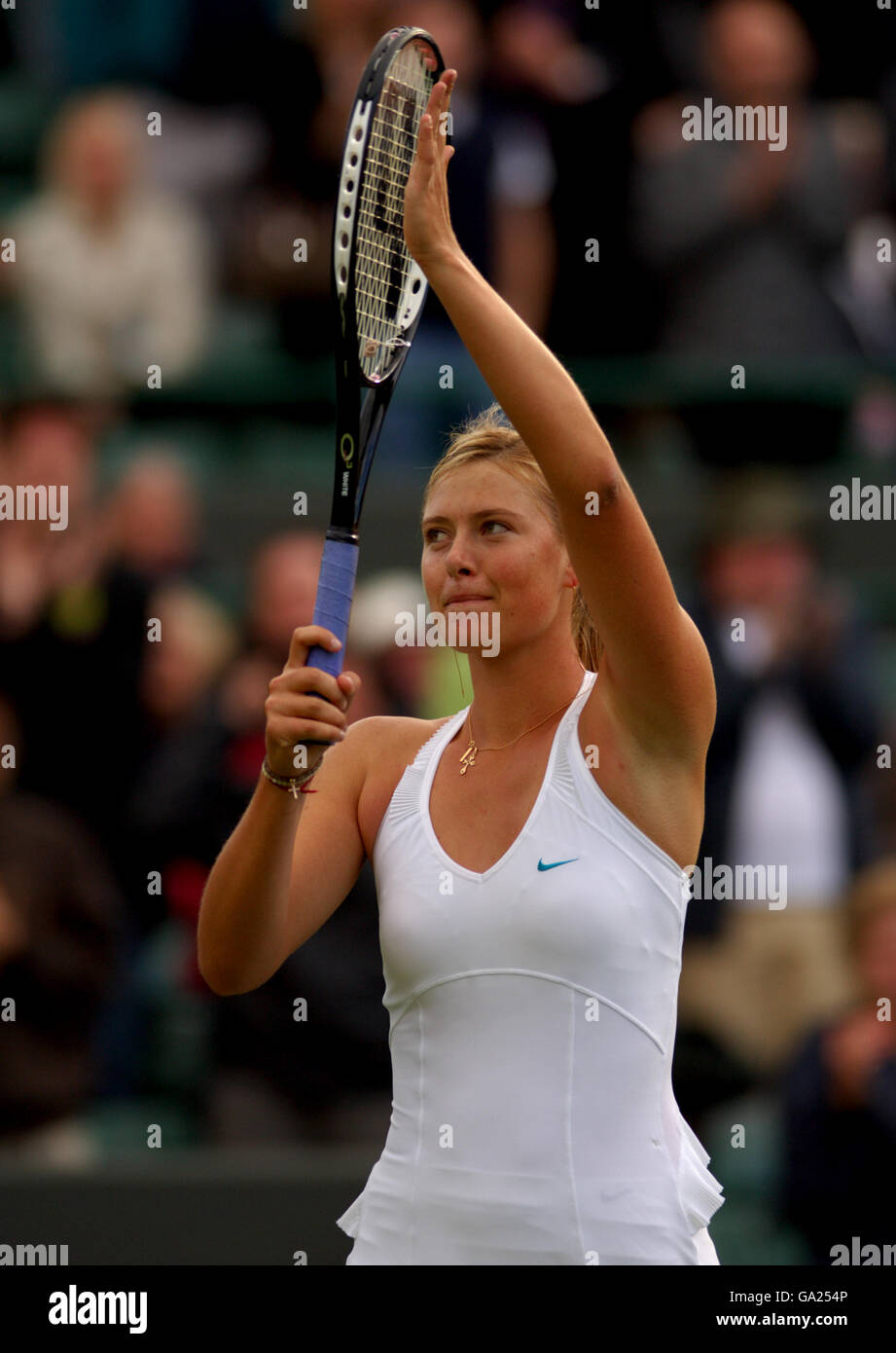 Tennis - Wimbledon Championships 2007 - Tag 2 - All England Club. Maria Sharapova im Kampf gegen Yung Jan Chan Stockfoto