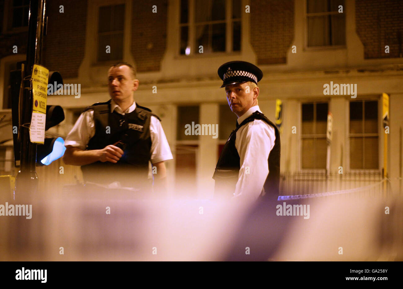 Polizisten stehen an einer Absperrung im Norden Londons, nachdem ein Teenager spätestens in einer Reihe von Jugendmorden erstochen wurde. Stockfoto
