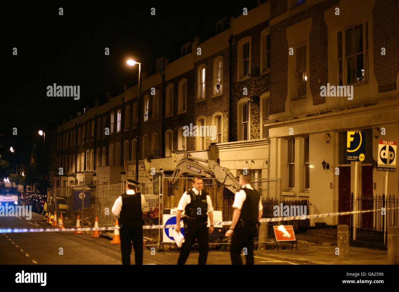 Eine allgemeine Ansicht über die Polizeiaktivitäten im Norden Londons, nachdem ein Teenager spätestens in einer Reihe von Jugendmorden erstochen wurde. Stockfoto