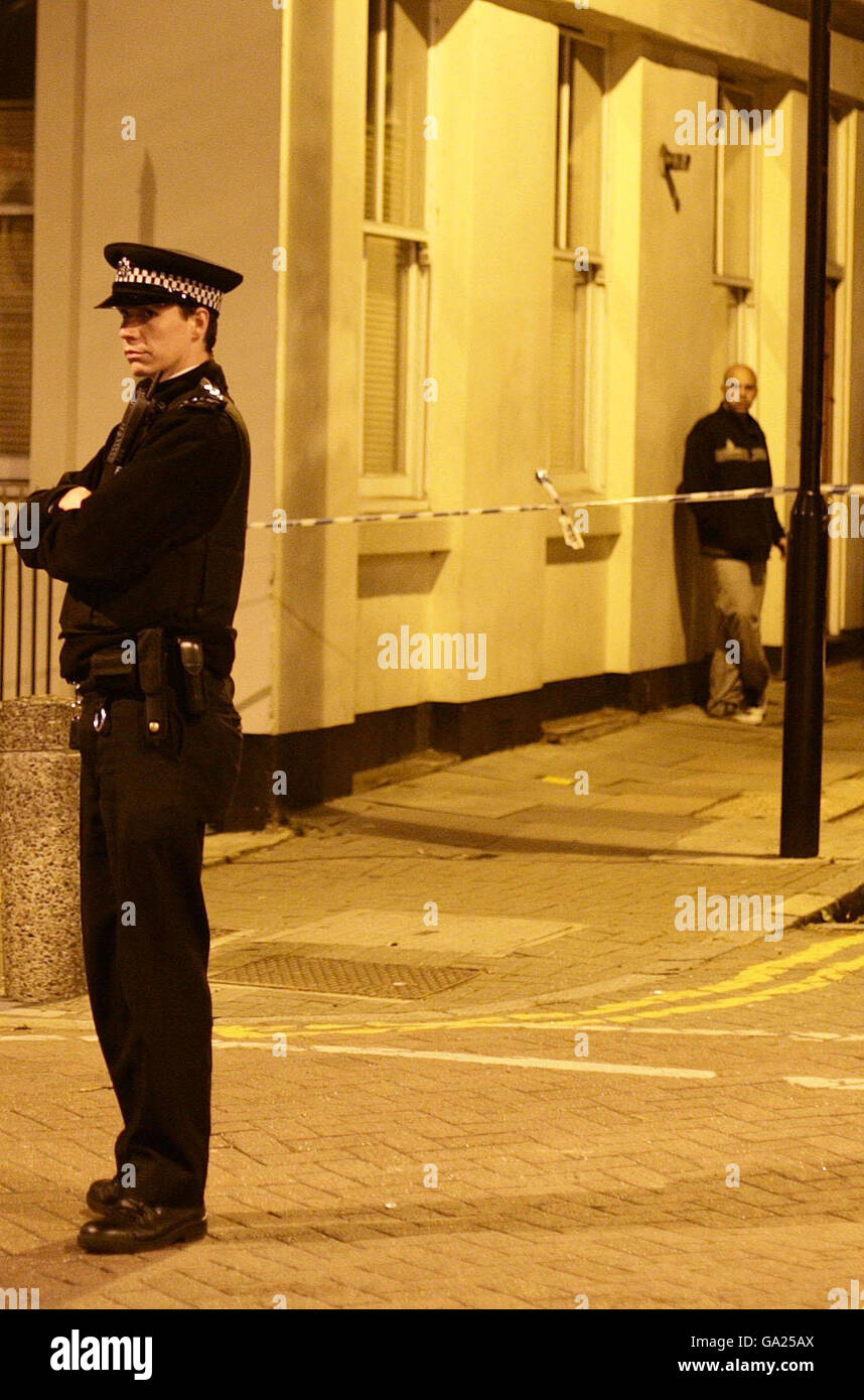 Ein Polizeibeamter steht in der Nähe einer Polizeiwache im Norden Londons, nachdem ein Teenager spätestens bei einer Reihe von Jugendmorden erstochen wurde. Stockfoto