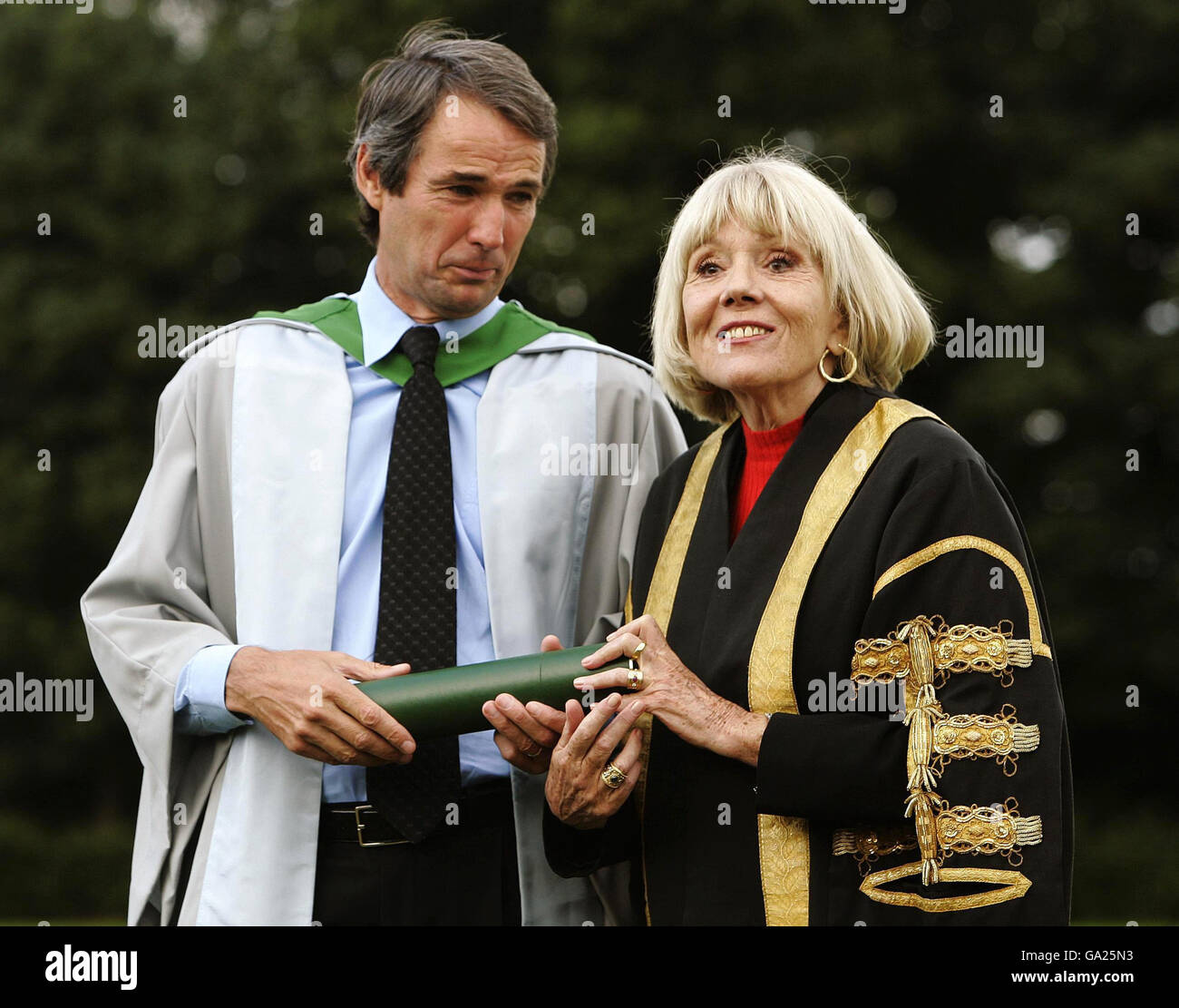 Alan Rigg Die Kanzlerin der University of Stirling, Dame Diana Rigg (rechts), mit ...