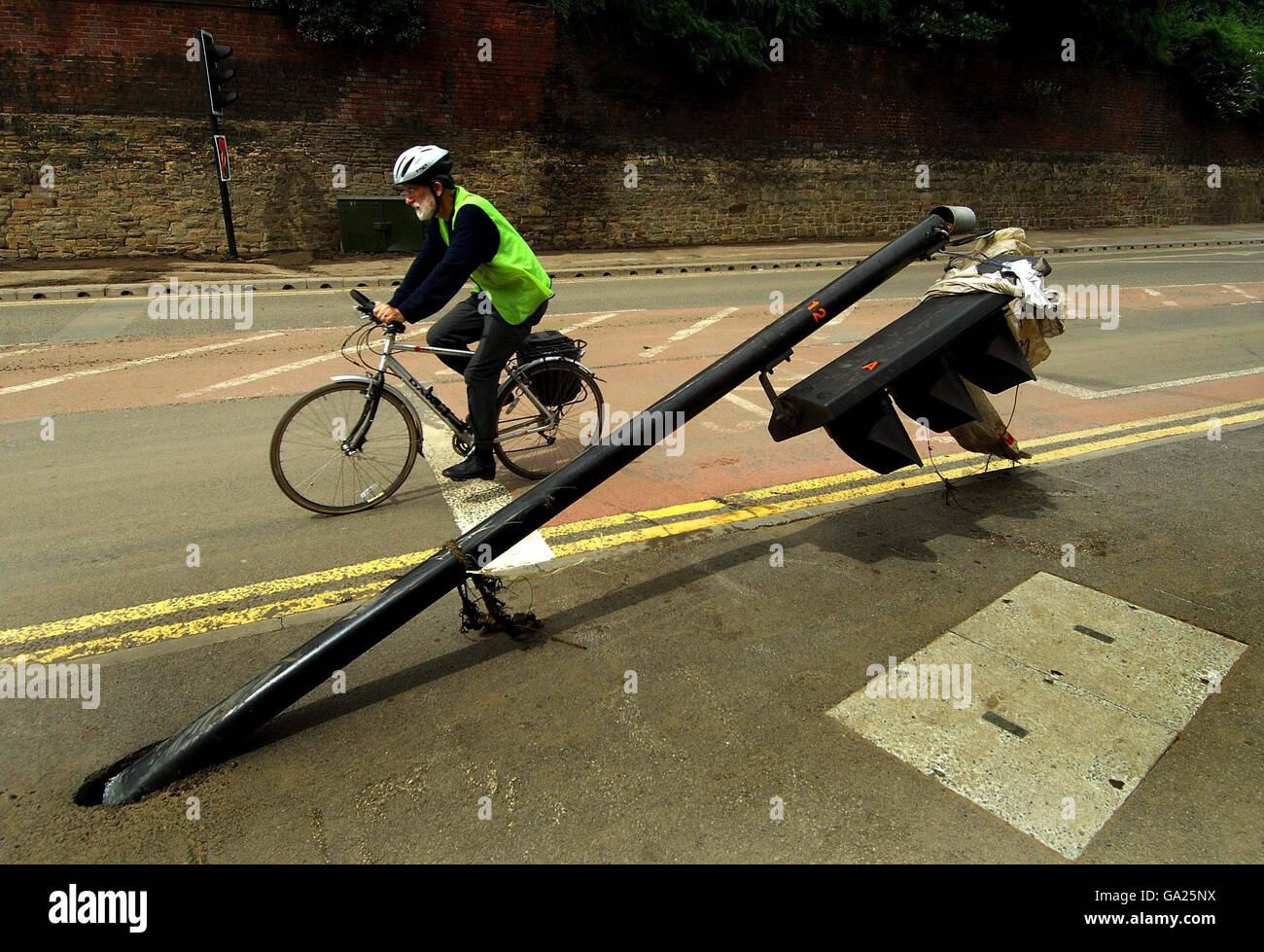 Eine Ampel, die durch Überschwemmungen in der Brightside Lane Sheffield, South Yorkshire, beschädigt wurde. Stockfoto