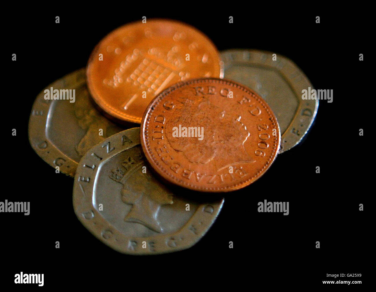 Drei zwanzig Pence Stücke und zwei Pennies, so dass insgesamt 62 Pence, um die Tatsache, dass die Königin und die königliche Familie jeden Steuerzahler 62p im vergangenen Jahr. Stockfoto