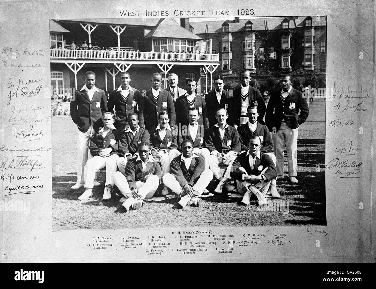 West Indies Team Group: (Hintere Reihe, l-r) Joe Small, Victor Pascall, Joseph holt, Manager R Mallett, Raymond Phillips, Maurice Fernandes, Clarence Hunter, George John; (mittlere Reihe, l-r) George Dewhurst, Snuffy Browne, George Challenor, Harold Austin, Karl Nunes, Percy Tarilton; (vordere Reihe, l-r) George Francis, Constantine Stockfoto