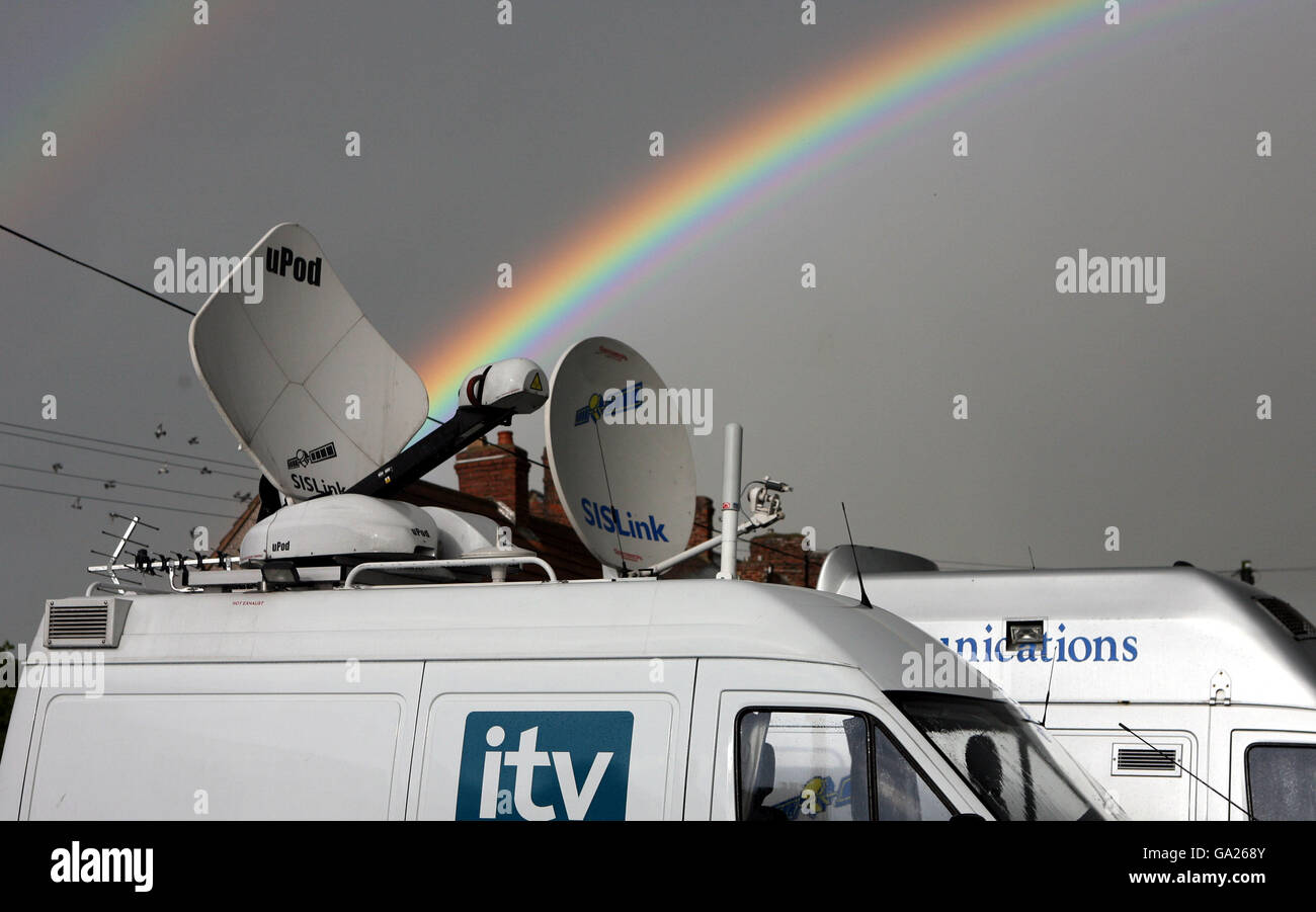 Ein Regenbogen über Fernsehsatellitenfahrzeugen im Trimdon Labor Club, als der ehemalige Premierminister Tony Blair verkündete, dass er vor dem lokalen Parlamentsabgeordneten abstehe. Stockfoto