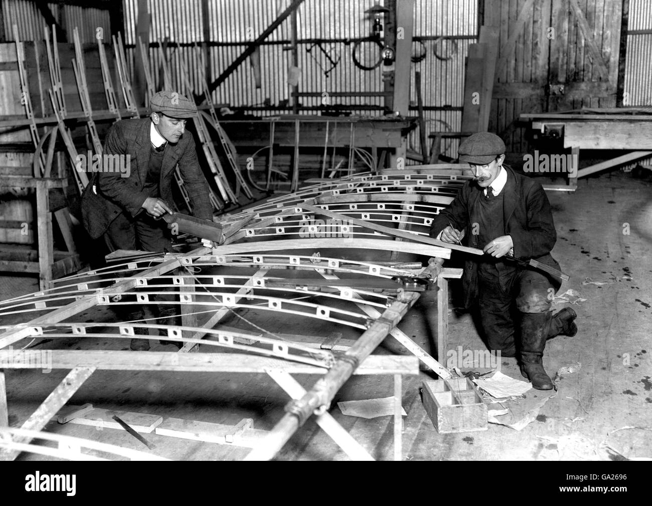 Die berühmten amerikanischen Luftfahrtpioniere Wilbur und Orville Wright zeigen in der Flugzeugfabrik des kurzen Bruders in Shellbeach in Kent, wie man einen Flügel eines ihrer Flugzeuge baut. Stockfoto Die berühmten amerikanischen Luftfahrtpioniere Wilbur und Orville Wright zeigen in der Flugzeugfabrik des kurzen Bruders in Shellbeach in Kent, wie man einen Flügel eines ihrer Flugzeuge baut. Stockfoto