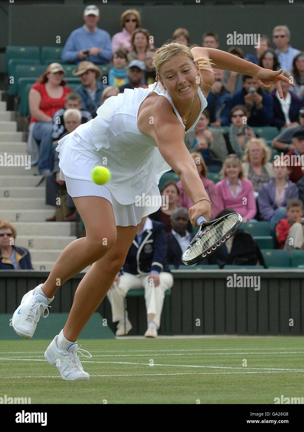 Die Russin Maria Sharapova im Einsatz gegen die französische Severine Bremond während der All England Lawn Tennis Championship in Wimbledon. Stockfoto