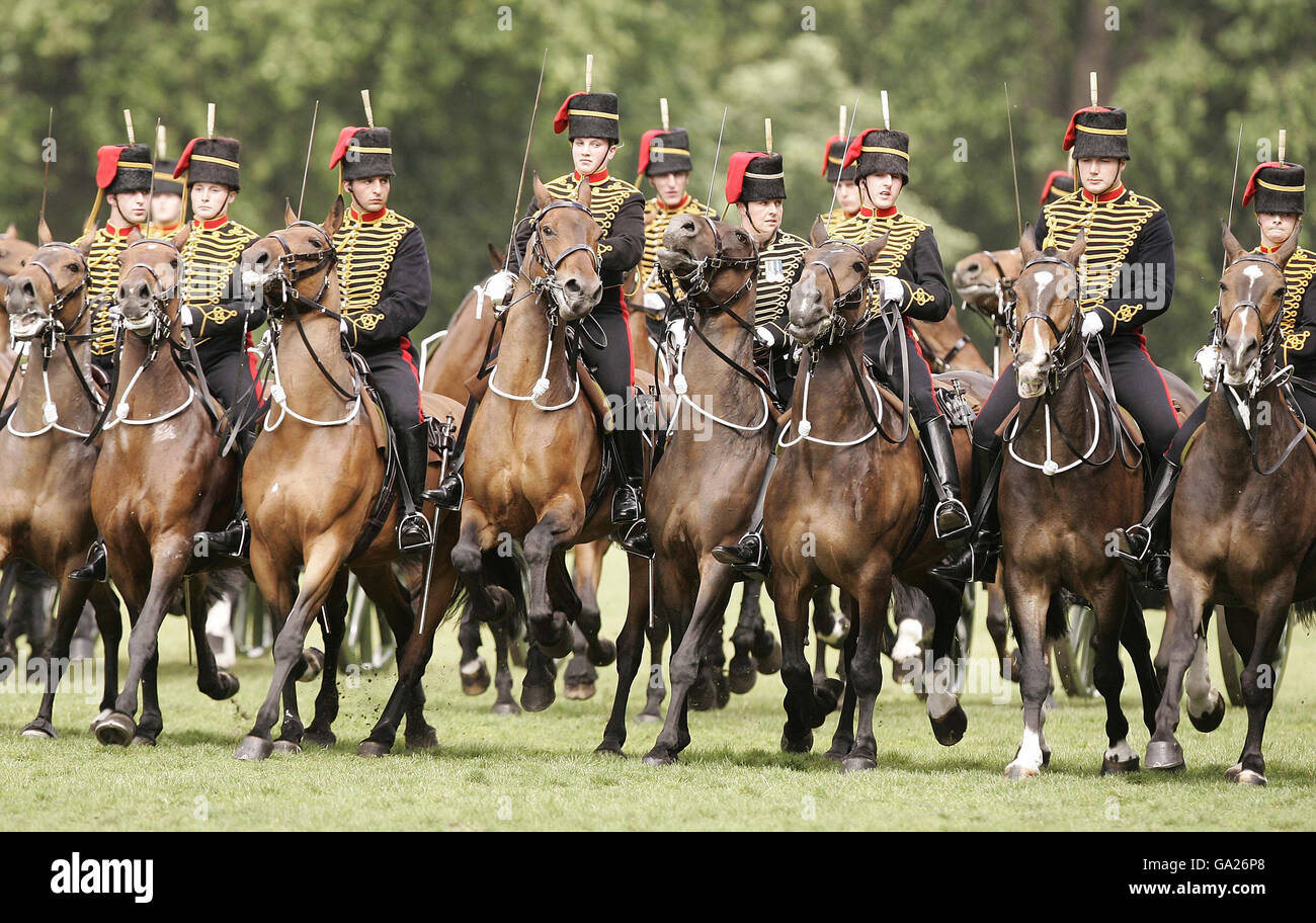 Mitglieder der Königstruppe, der Royal Horse Artillery, ziehen im Hyde Park im Zentrum Londons für Queen Elizabeth II (nicht gesehen), um ihren 60. Geburtstag zu feiern. Stockfoto