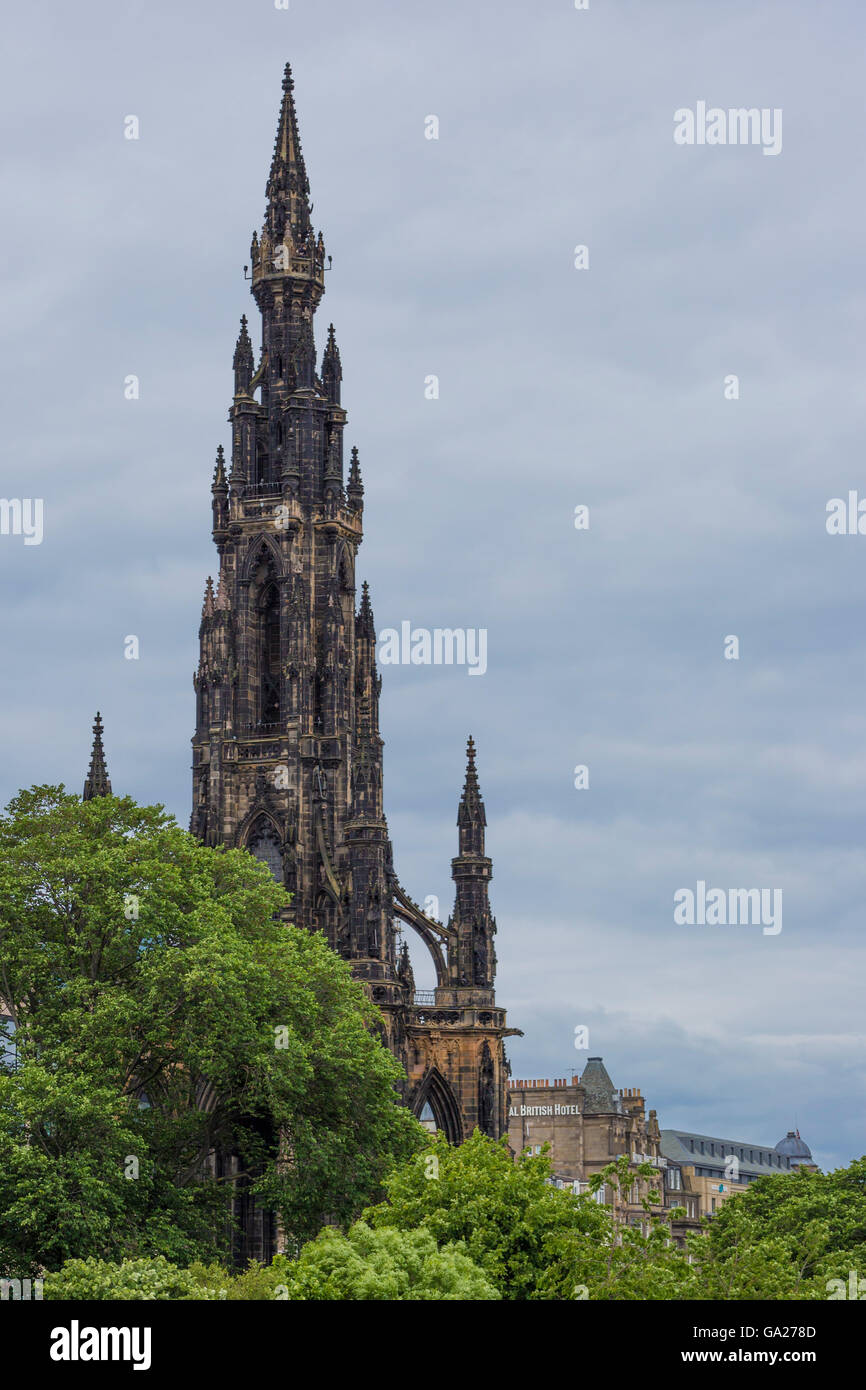 Schotten Denkmal hinter den Bäumen der Princess street Gardens in Edinburgh Stockfoto