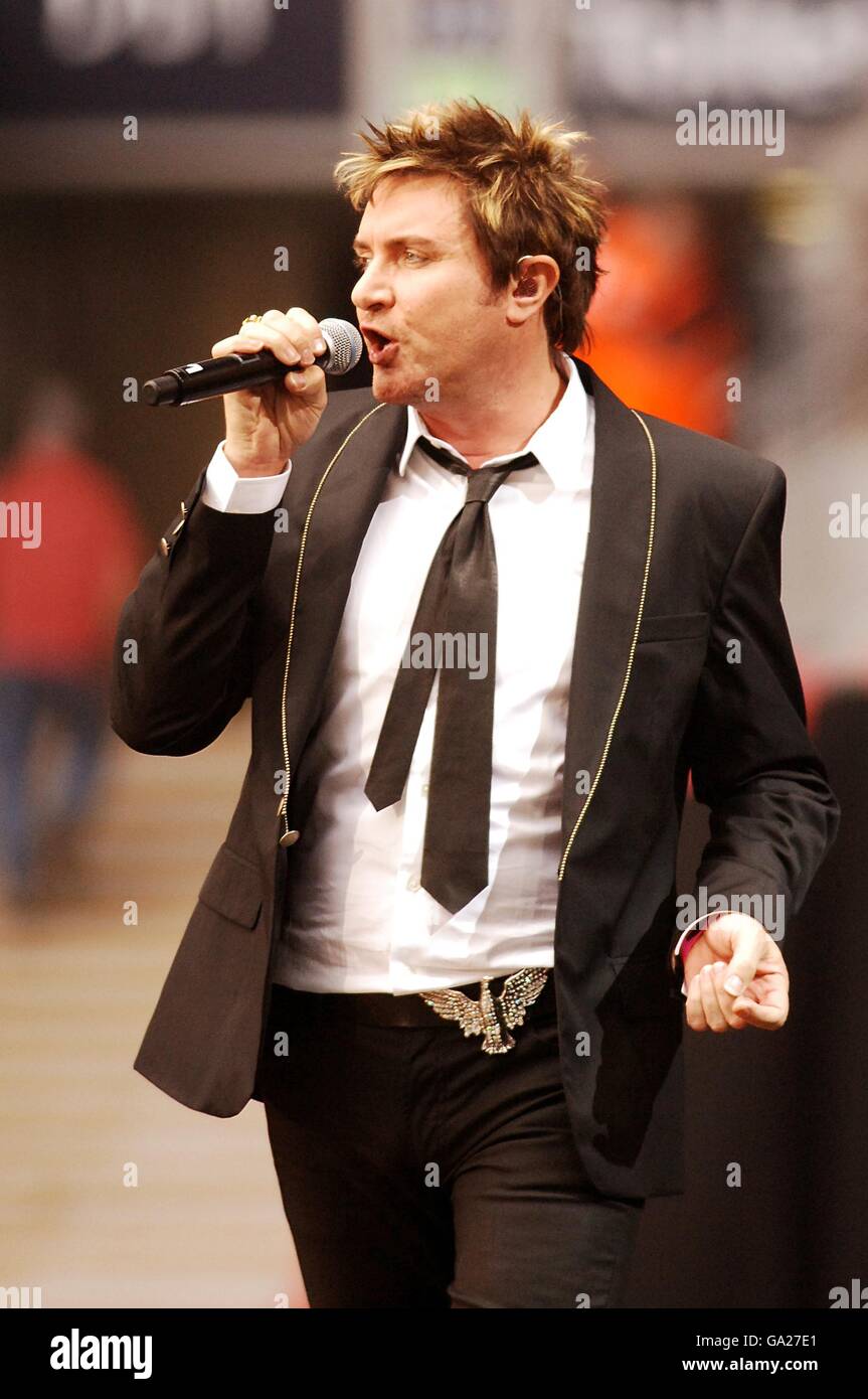 Simon Le Bon auf der Bühne während Duran Duran' Auftritt während des Benefizkonzerts in Erinnerung an Diana, Prinzessin von Wales, an ihrem 46. Geburtstag im Wembley Stadium, London. Stockfoto