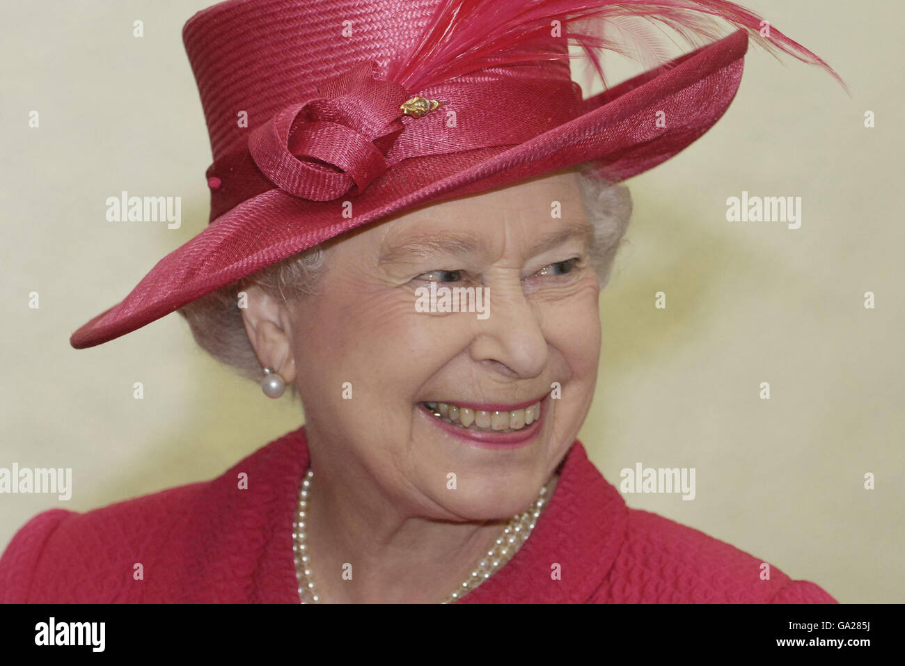 Die britische Königin Elizabeth II. Bei einem Besuch der University of Dundee. Stockfoto