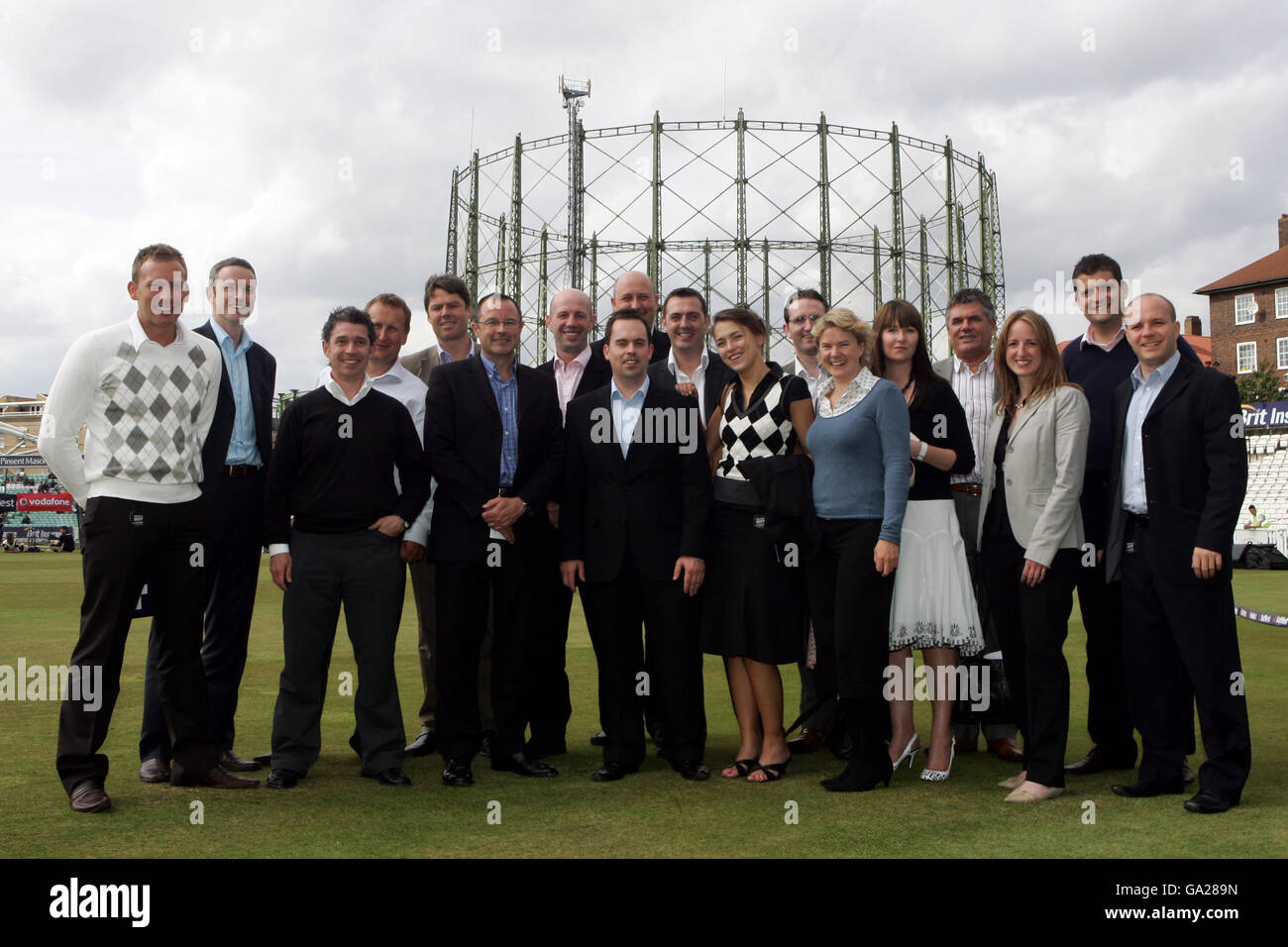 Cricket - NatWest International Twenty20 - England / West Indies - The Brit Oval. Eine Gruppe von Leuten von Barclay Card lassen sich vor dem Pavillion-Ende fotografieren Stockfoto