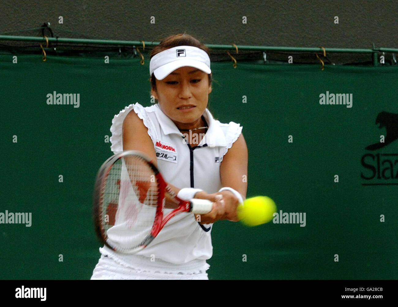Akiko Morigami aus Japan im Einsatz gegen Venus Williams aus den USA während der All England Lawn Tennis Championship in Wimbledon. Stockfoto