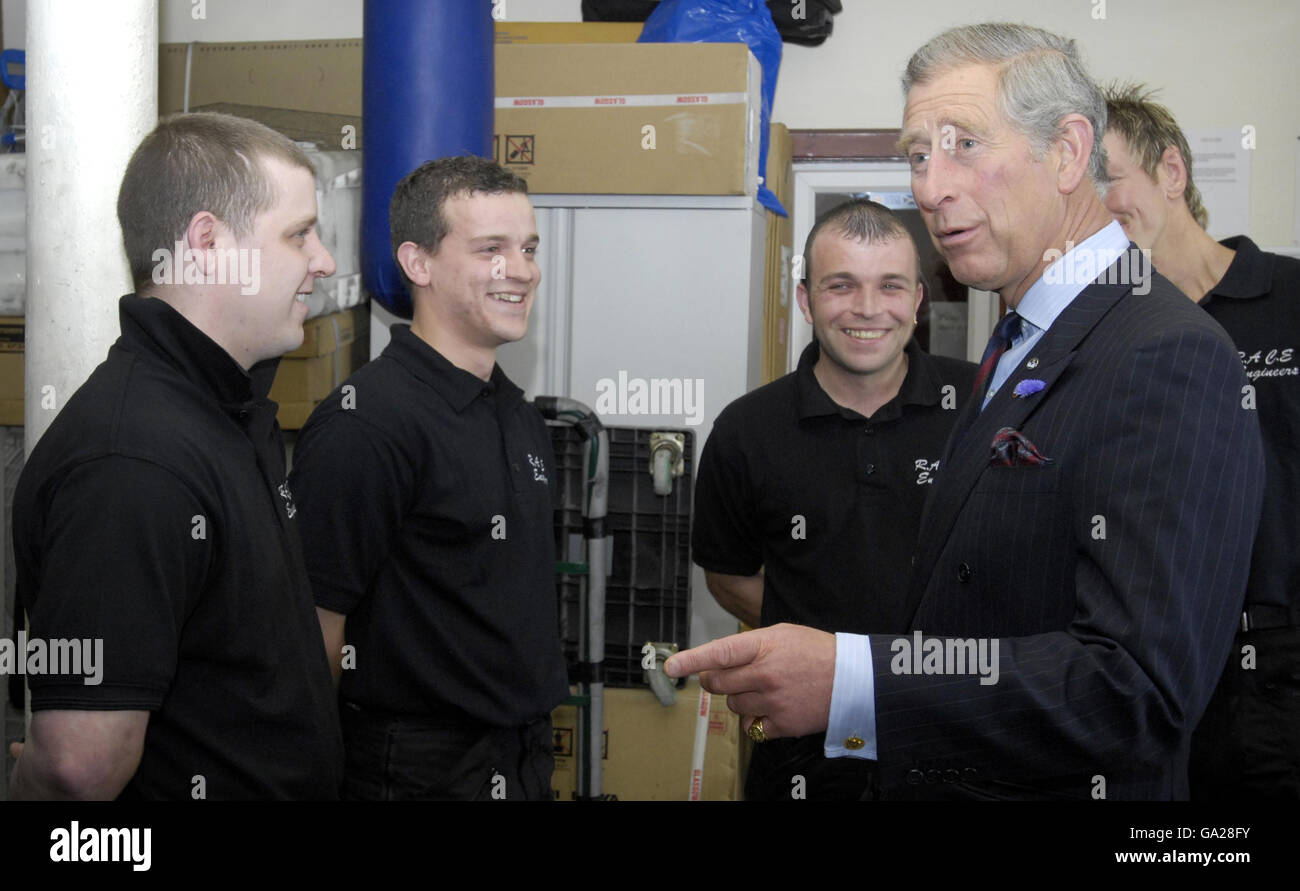 Der Prinz von Wales bei einem Besuch bei RACE Engineering, einem kleinen Unternehmen in Paisley, das vom Prince's Scottish Youth Business Trust (PSYBT) unterstützt wird. Stockfoto