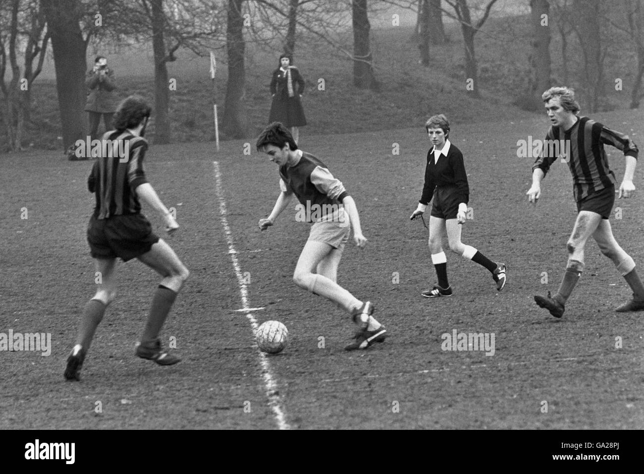 Soccer - Saints gegen Croydon Old Boys - Lloyd Park - Croydon - 1976. Die erste Schiedsrichterin Großbritanniens, Jennifer Bazeley (zweite rechts), übernimmt die Verantwortung für ihr erstes Spiel. Stockfoto