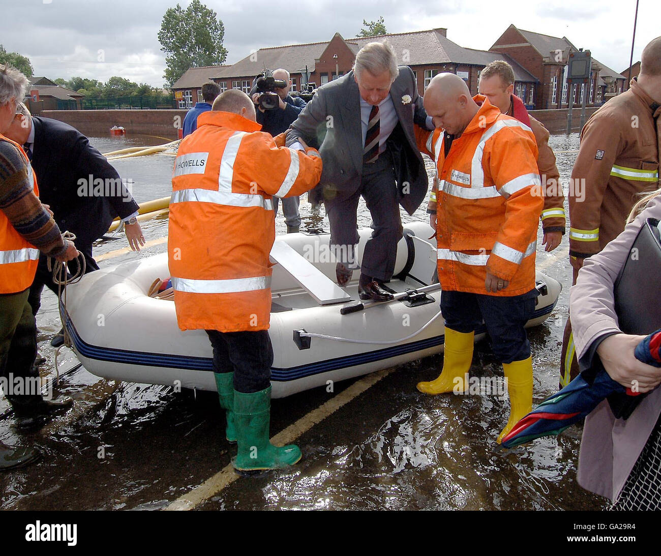 Dem Prince of Wales wird von einem Schlauchboot geholfen, nachdem ihm die Fluten in toll Bar bei Doncaster gezeigt wurden. Stockfoto