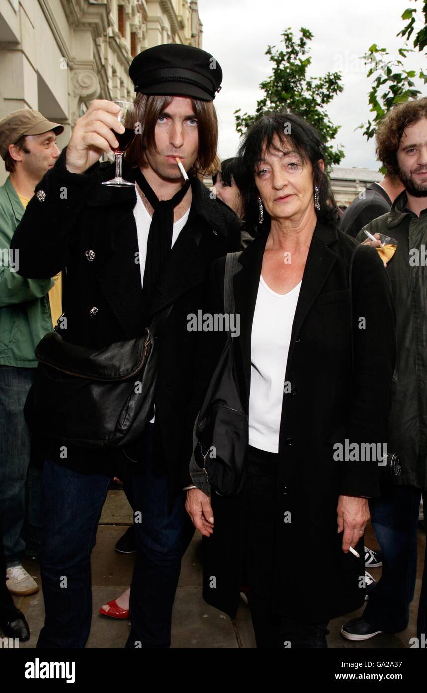 Liam Gallagher mit dem Fotografen Pennie Smith vom ehemaligen Mitglied der Stone Roses wurde zum Künstler John Squire, der seine Ausstellung „John Squire: New Work“ in der Smithfield Gallery im Zentrum von London eröffnete. Stockfoto