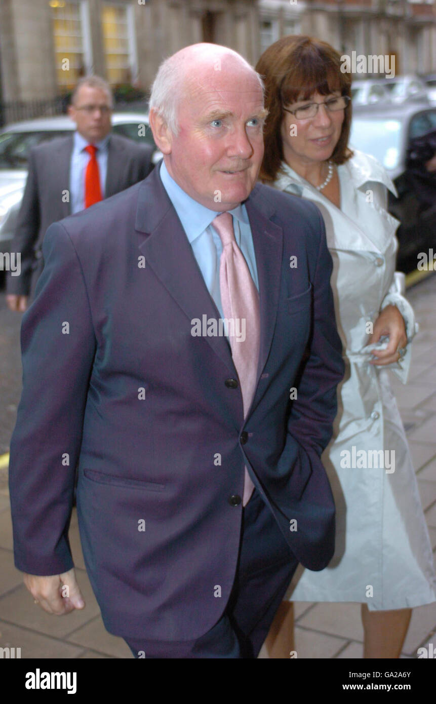 Dr. John Reid MP kommt mit seiner Frau Carine Adler auf der Spectator Sommerparty im Zentrum von London an. Stockfoto