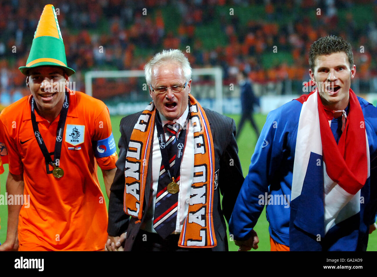 (l-r) die Holländer Hedwiges Maduro, Trainer Foppe De Haan und Erik Pieters feiern nach dem Gewinn der U-21-Europameisterschaft Stockfoto