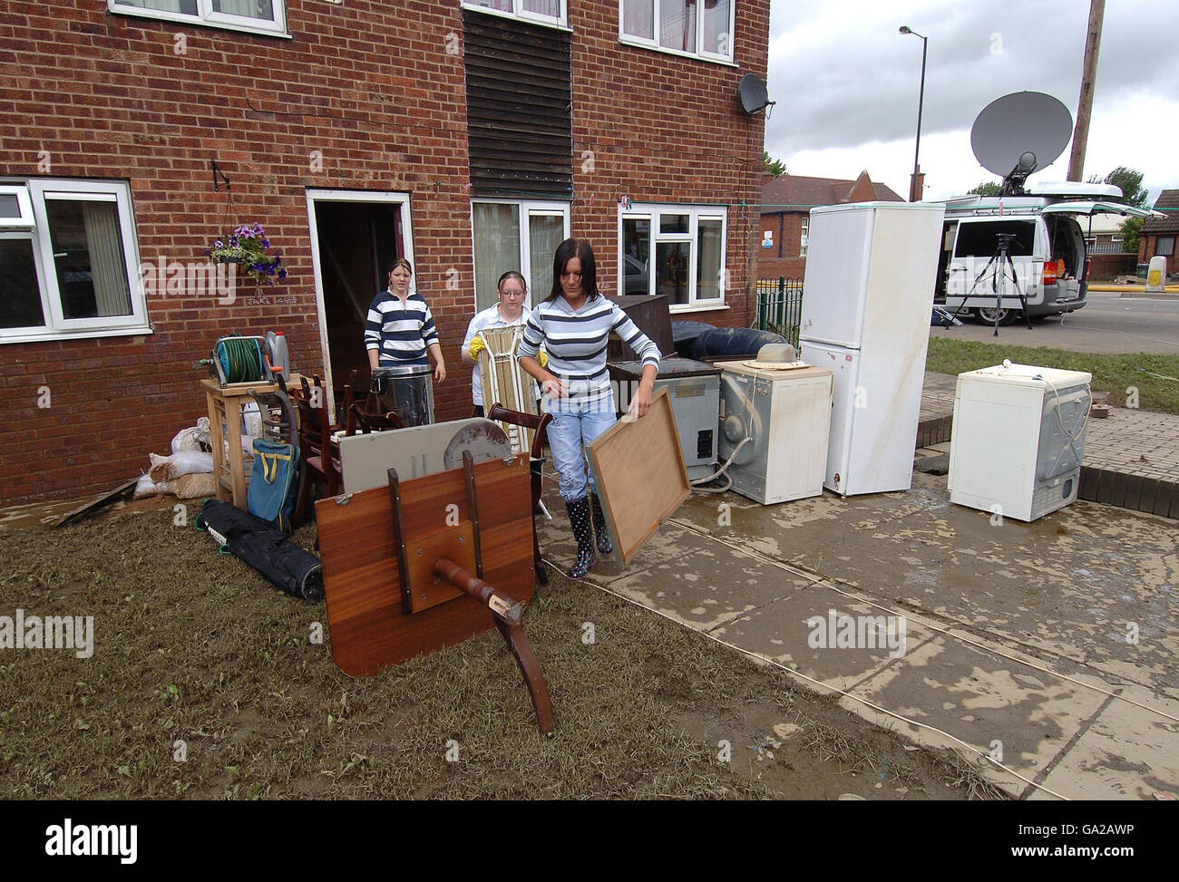 Bewohner entfernen zerstörte Besitztümer aus ihrem Haus in toll Bar, in der Nähe von Doncaster, das von schweren Überschwemmungen getroffen wurde. Stockfoto