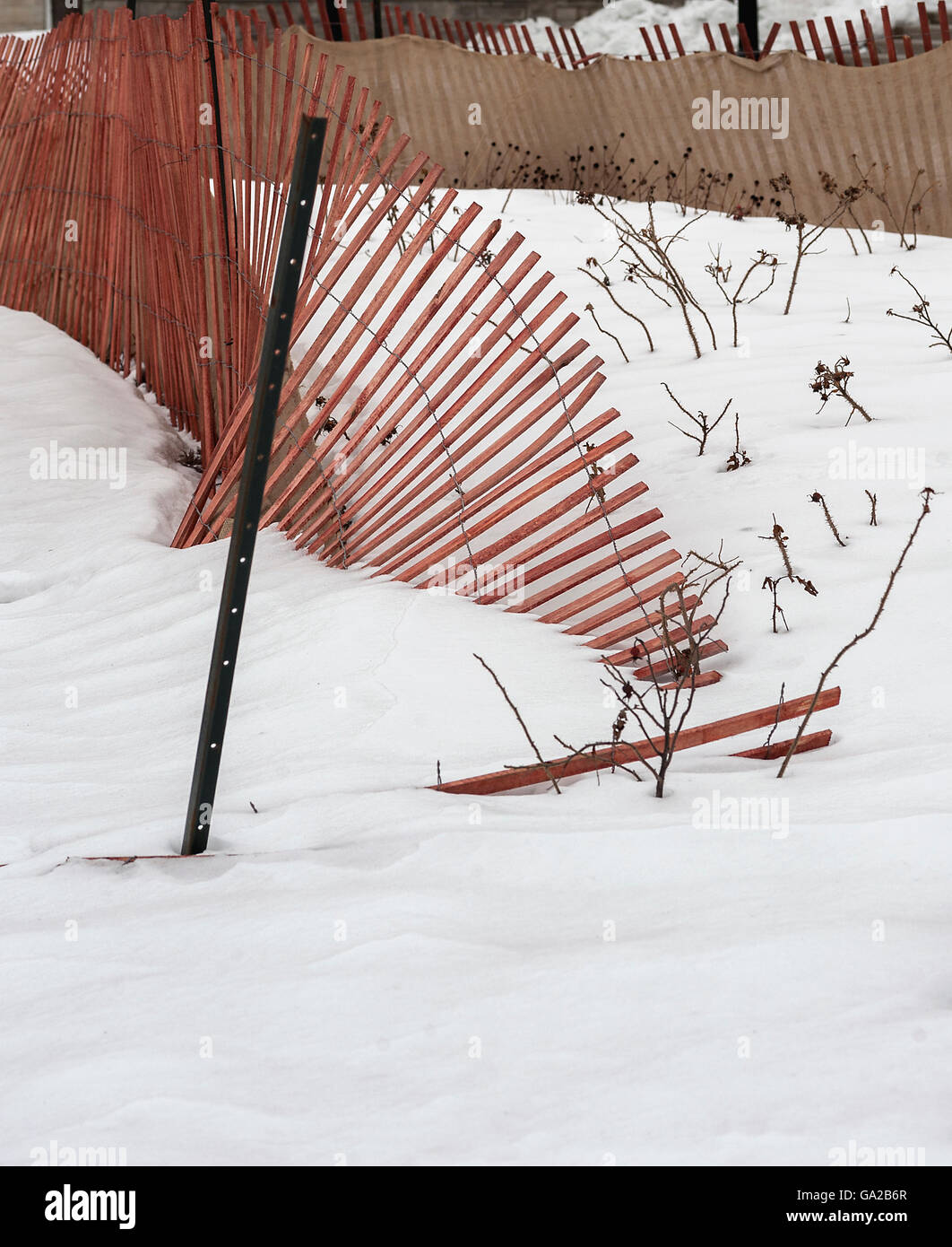 Schnee Zaun gebrochen Stockfoto