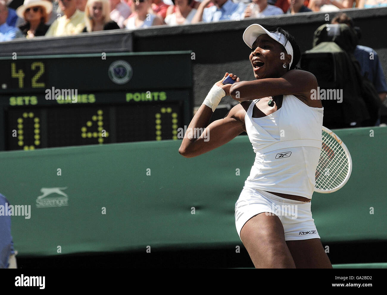 Die US-Amerikanerin Venus Williams in Aktion beim Damenfinale gegen die französische Marion Bartoli während der All England Lawn Tennis Championship in Wimbledon. Stockfoto