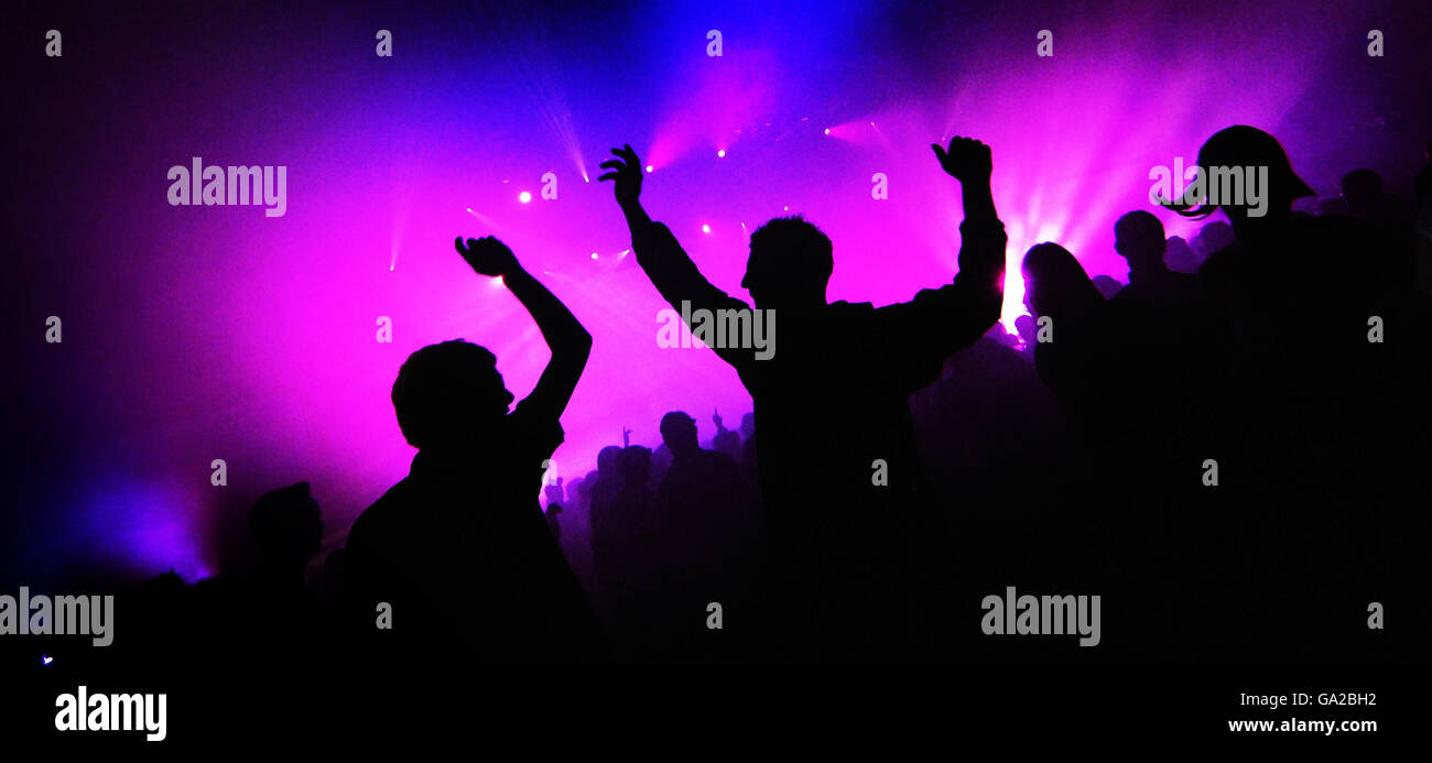 Festival-Fans tanzen im Slam Tent während des "T in the Park" Musikfestivals in Schottland. Stockfoto