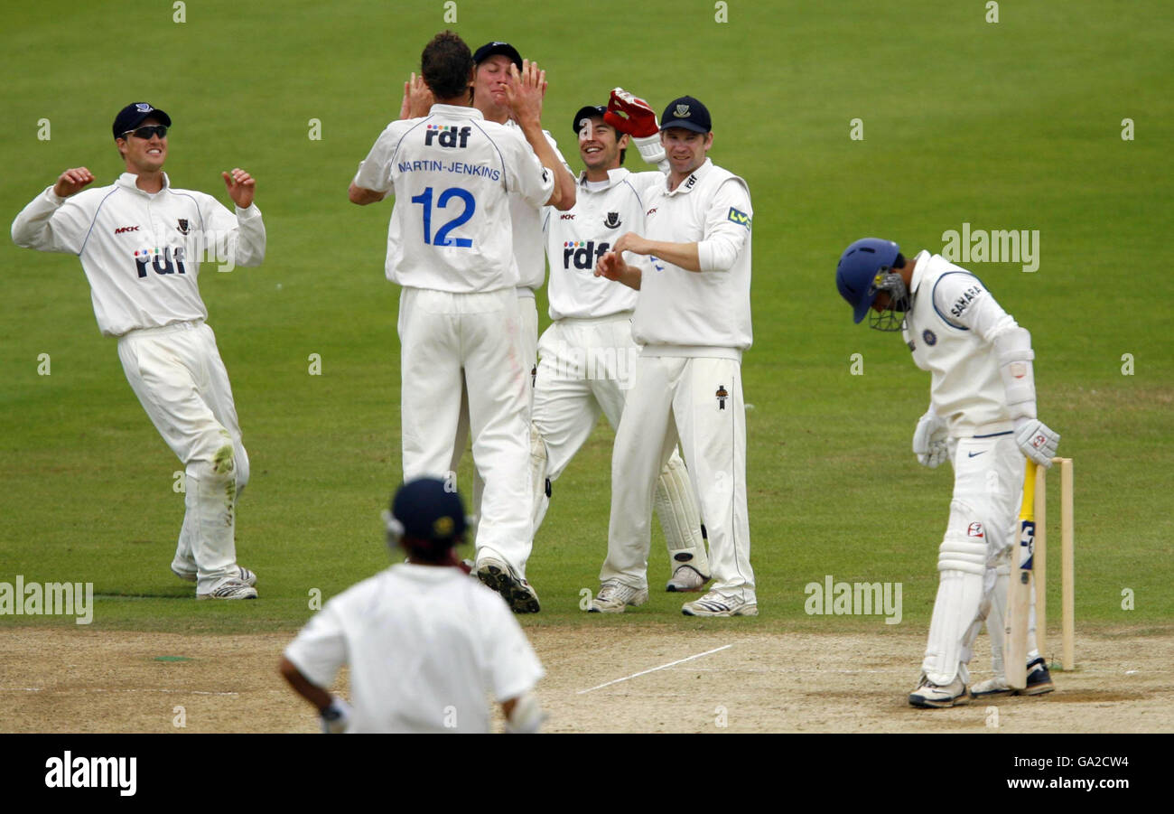 Sussex-Bowler Robin Martin Jenkins feiert die 33-er Dinesh Kartik lbw beim Tour Match auf dem County Ground, Hove, Sussex. Stockfoto