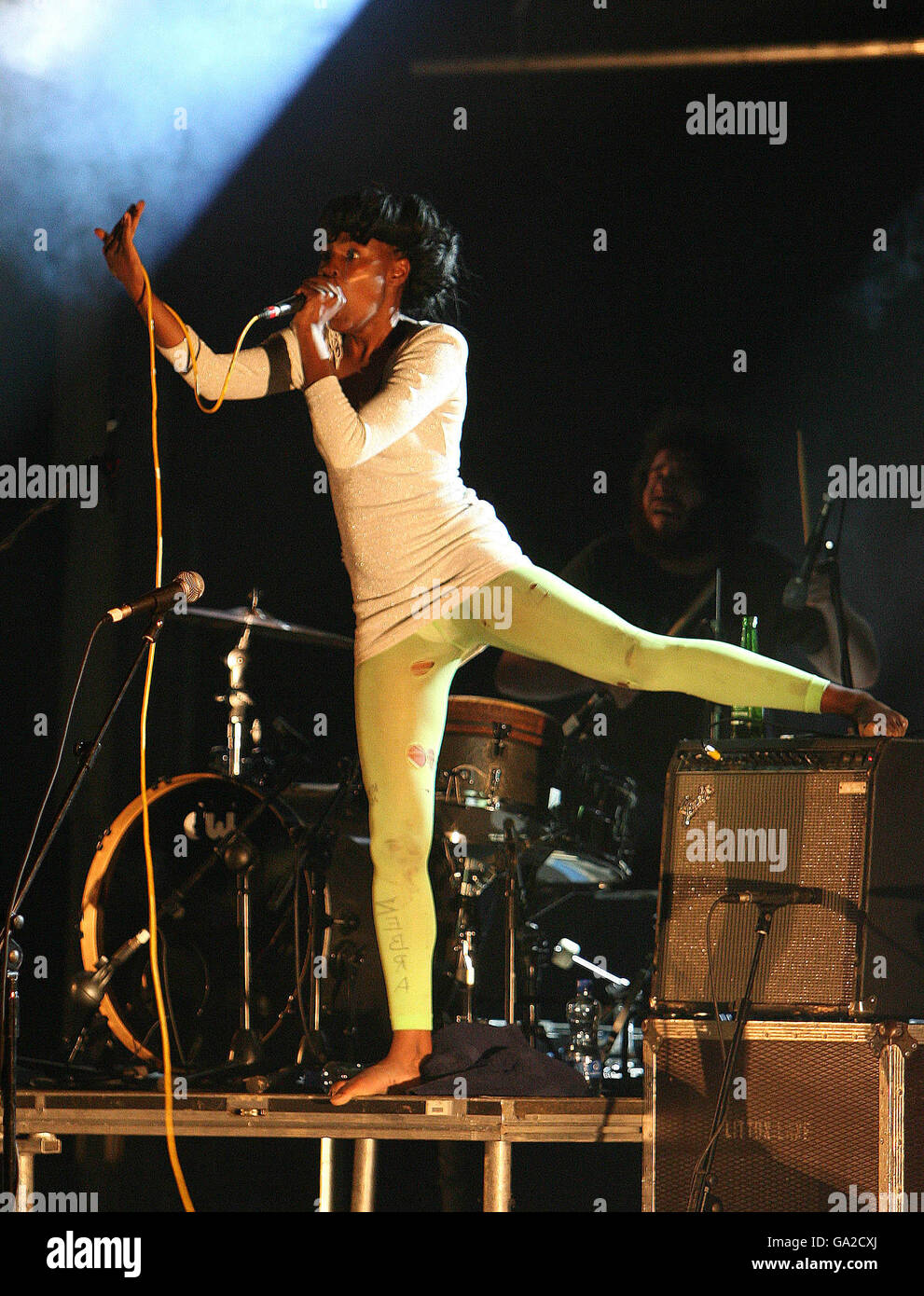 Die Noisettes spielen die New Bands Bühne während des Oxegen Musikfestivals in Punchestown Racecourse, Co Kildare. Stockfoto