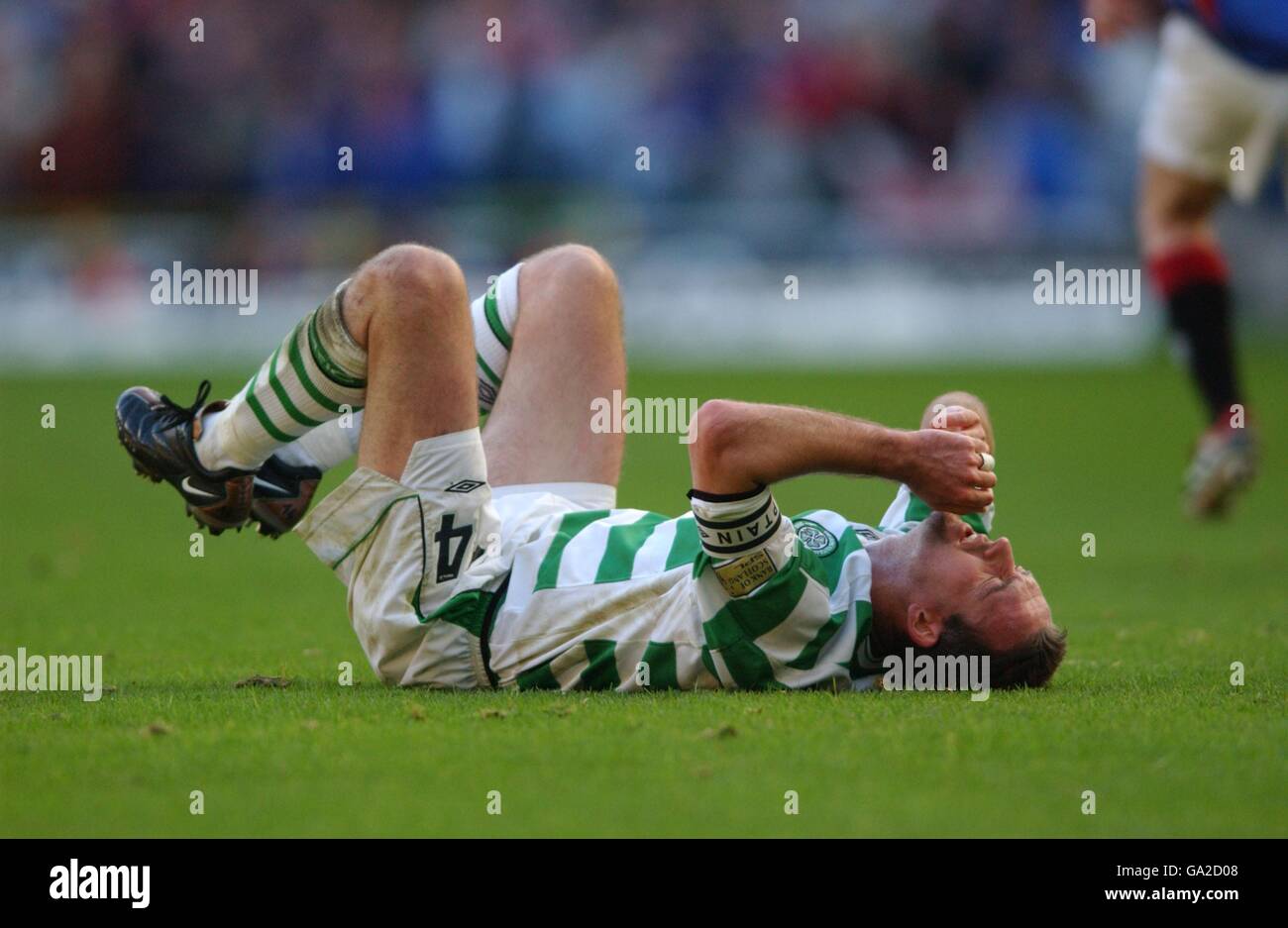 Celtic Paul Lambert geht nach einem schlechten Tackle gegen Rangers’ Stockfoto