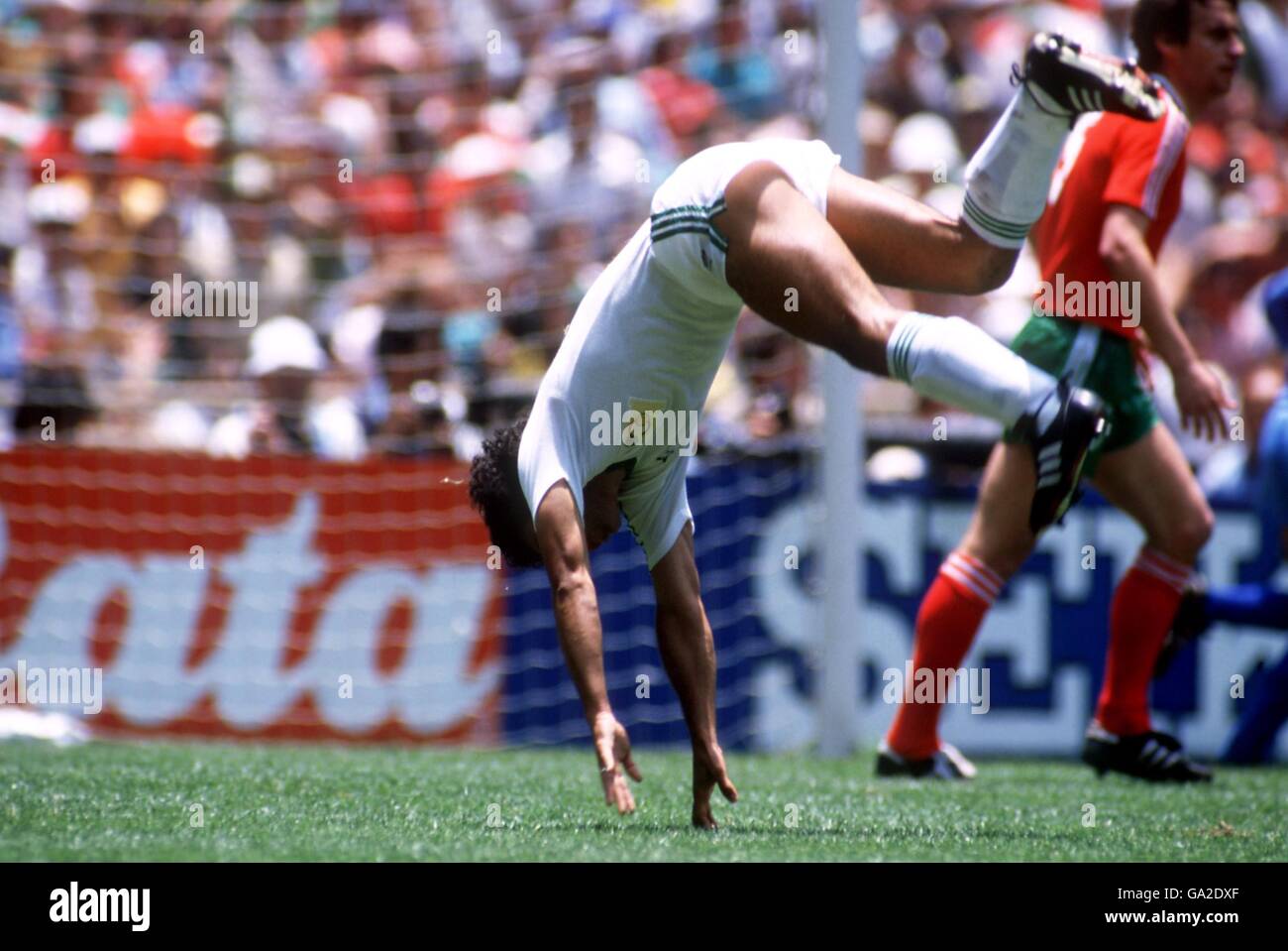 Hugo Sanchez, Mexikos Teammitglied, feiert eines der beiden Tore seines Teams Indem er sein Markenzeichen ausgibt Stockfoto