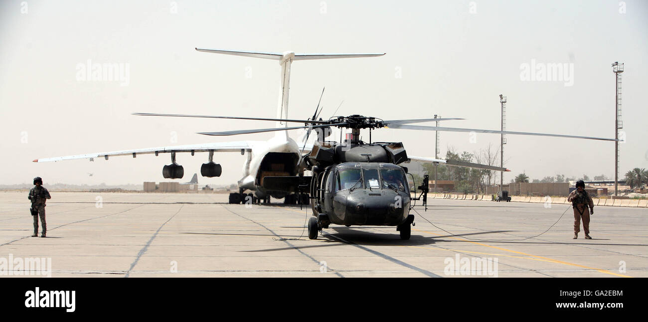 Ein US Blackhawk Helicopters auf dem Asphalt bei Baghdad International Flughafen Stockfoto