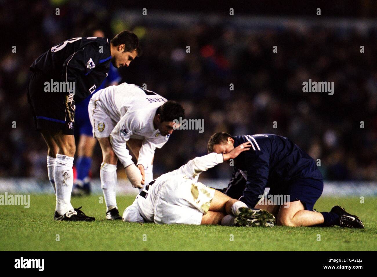 Fußball - Worthington Cup - vierte Runde - Leeds United gegen Chelsea. Stephen McPhail von Leeds United wird nach einem Angriff von Slavisa Jokanovic, Chelsea, verletzt Stockfoto