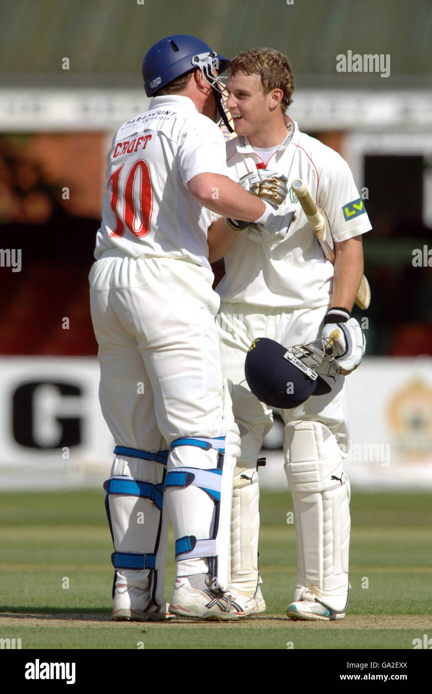 Glamorgans Ben Wright (rechts) feiert mit Batting-Partner Robert Croft, nachdem er sein Jahrhundert während des Liverpool Victoria County Championship-Spiels in Grace Road, Leicester erreicht hat. Stockfoto