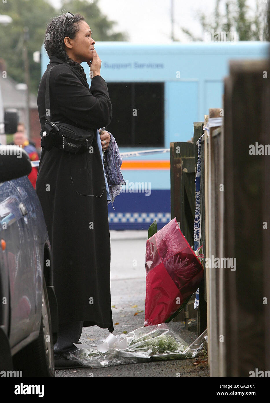 Eine namenlose Frau zeigt Emotionen außerhalb des Hauses in Fallowfield, Manchester, wo drei Leichen gefunden wurden. Stockfoto