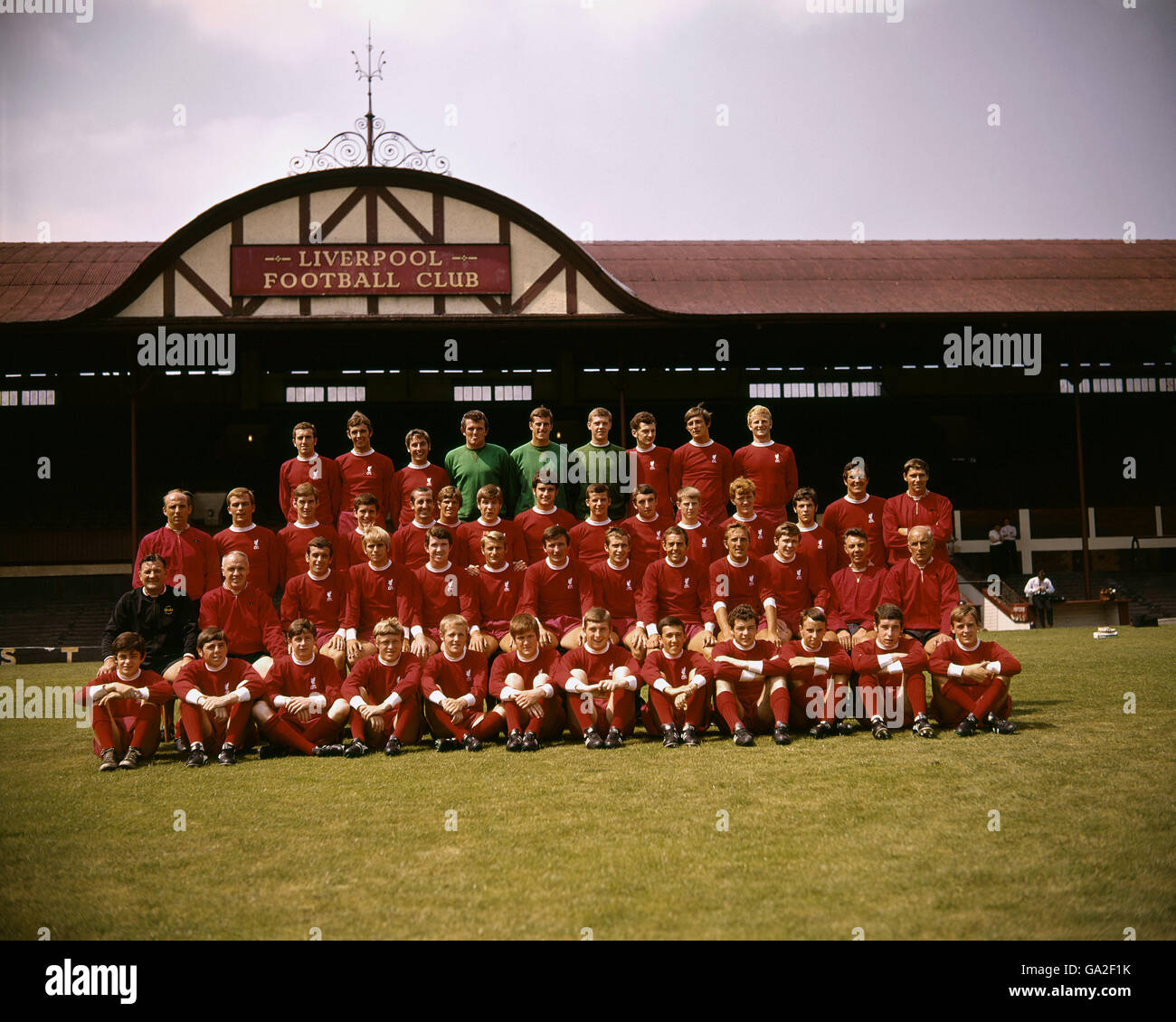 Kader von Liverpool 1969-70: (Hintere Reihe, l-r) Geoff Strong, Gerry Byrne, Chris Lawler, Tommy Lawrence, Ray Clemence, Larry Lloyd, Ian Ross, Alec Lindsay; (erste Reihe, l-r) Ian Callaghan, Alun Evans, Roger Hunt, Tommy Smith, Ron Yeats, Emlyn Hughes, Ian St John, Peter Thompson, Bobby Graham Stockfoto