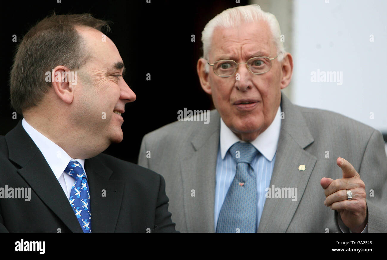 Von links: Schottlands erster Minister Alex Salmond und Nordirlands erster Minister Dr. Ian Paisley vor einer Sitzung des britisch-irischen Rates, bei der die Leiter aller dezentralen Verwaltungen im Vereinigten Königreich in den Parlamentsgebäuden in Stormont zusammenkamen. Stockfoto