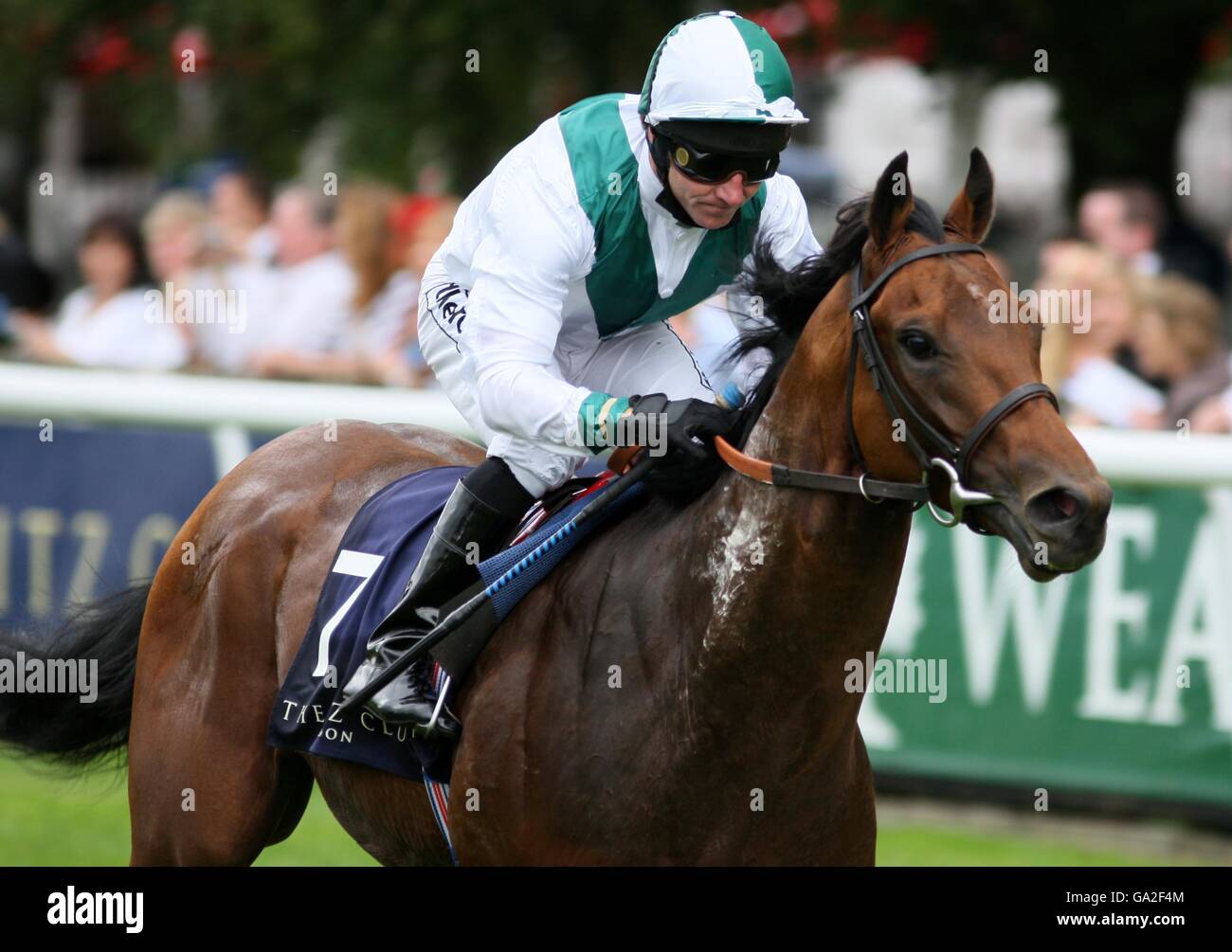 Tybalt und Jockey Jimmy Fortune gewinnen den Ritz Club Handicap Stakes auf dem July Course, Newmarket Racecourse, Newmarket Suffolk. DRÜCKEN Sie VERBANDSFOTO. Bild Datum Freitag 13 2007. Juli. Bildnachweis sollte Chris Radburn/PA Wire lesen. Stockfoto