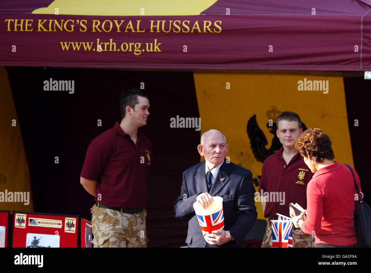 Vertreter des King's Royal Hussars' Zeltes sprechen mit Besuchern auf der Rennbahn Kempton Park. Stockfoto