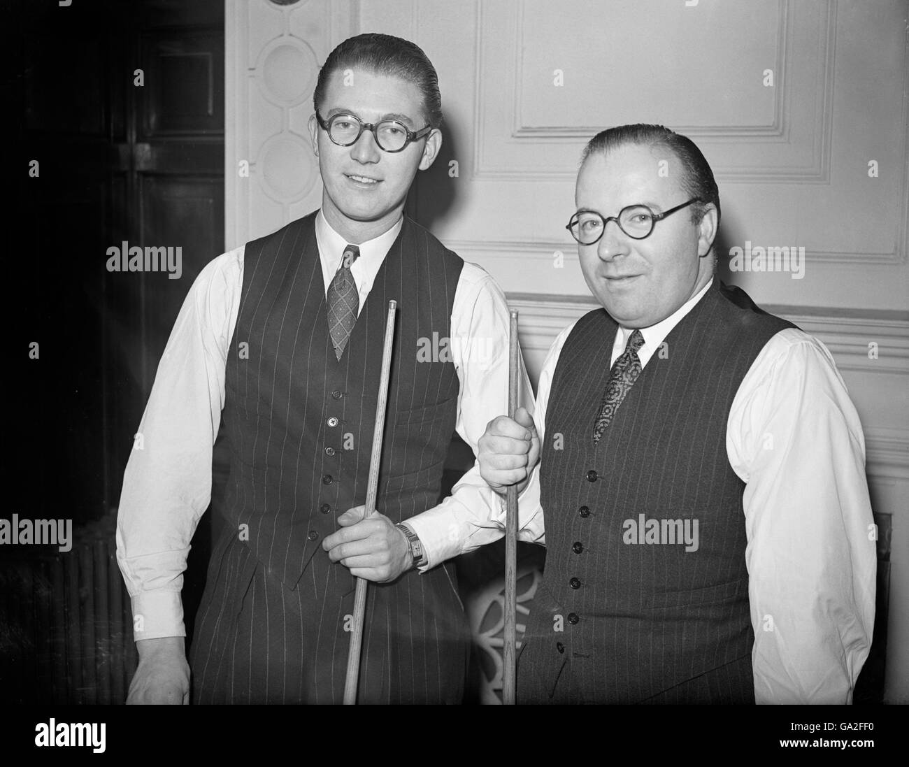 Snooker, John Pulman und Fred Davis. Snooker-Spieler John Pulman (links) mit Fred Davis. Stockfoto