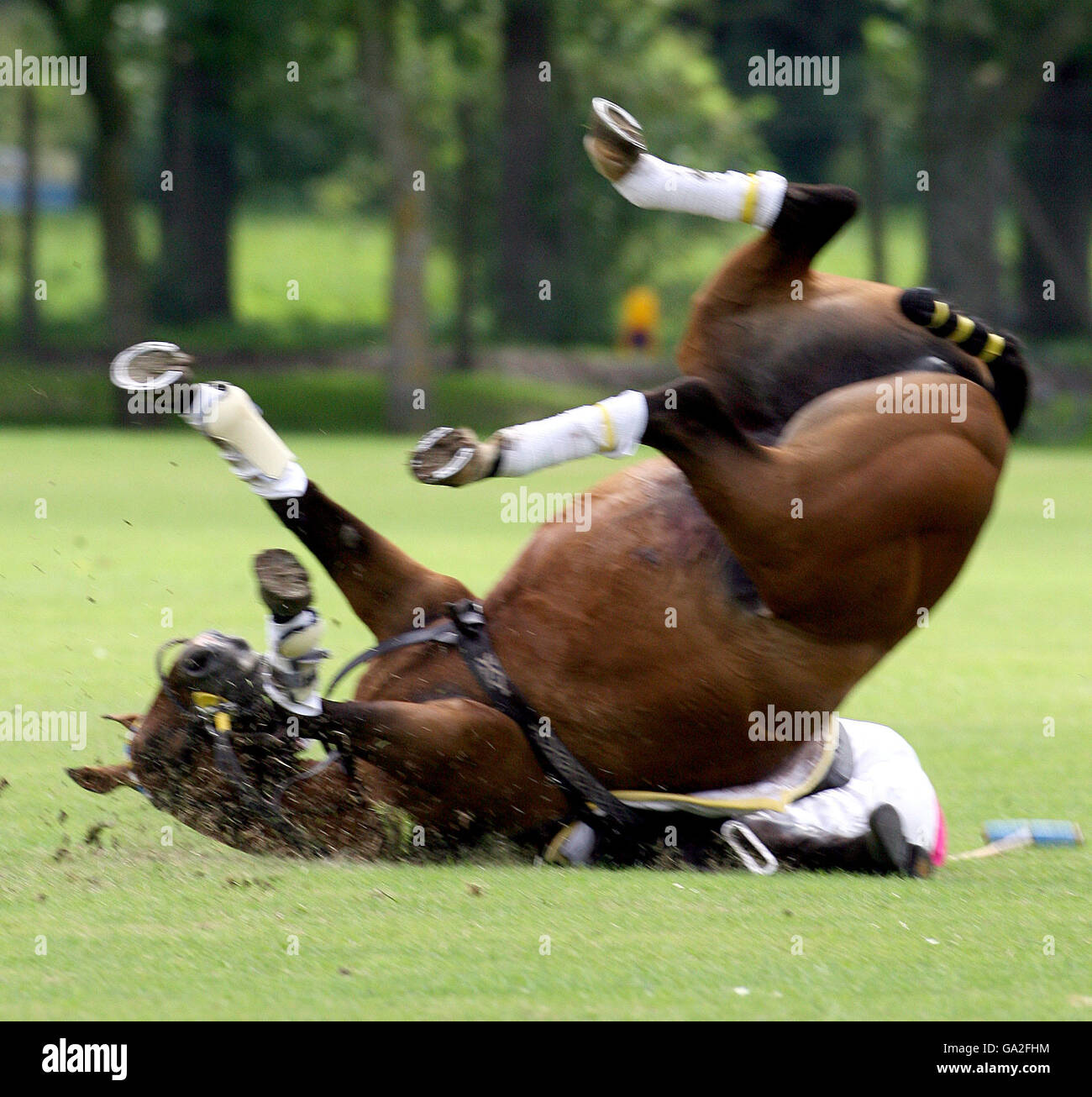 Lucinda Fredericks wird während des Jockeys gegen Eventers Charity Spiels im Tidworth Polo Club in Wiltshire vom Pferd geworfen, PRESSE VERBANDSFOTO, Samstag, 14. Juli 2007. In diesem Jahr jährt sich der Rundle Cup zum 100. Mal. Bildnachweis sollte lauten: Anthony Devlin/PA Stockfoto