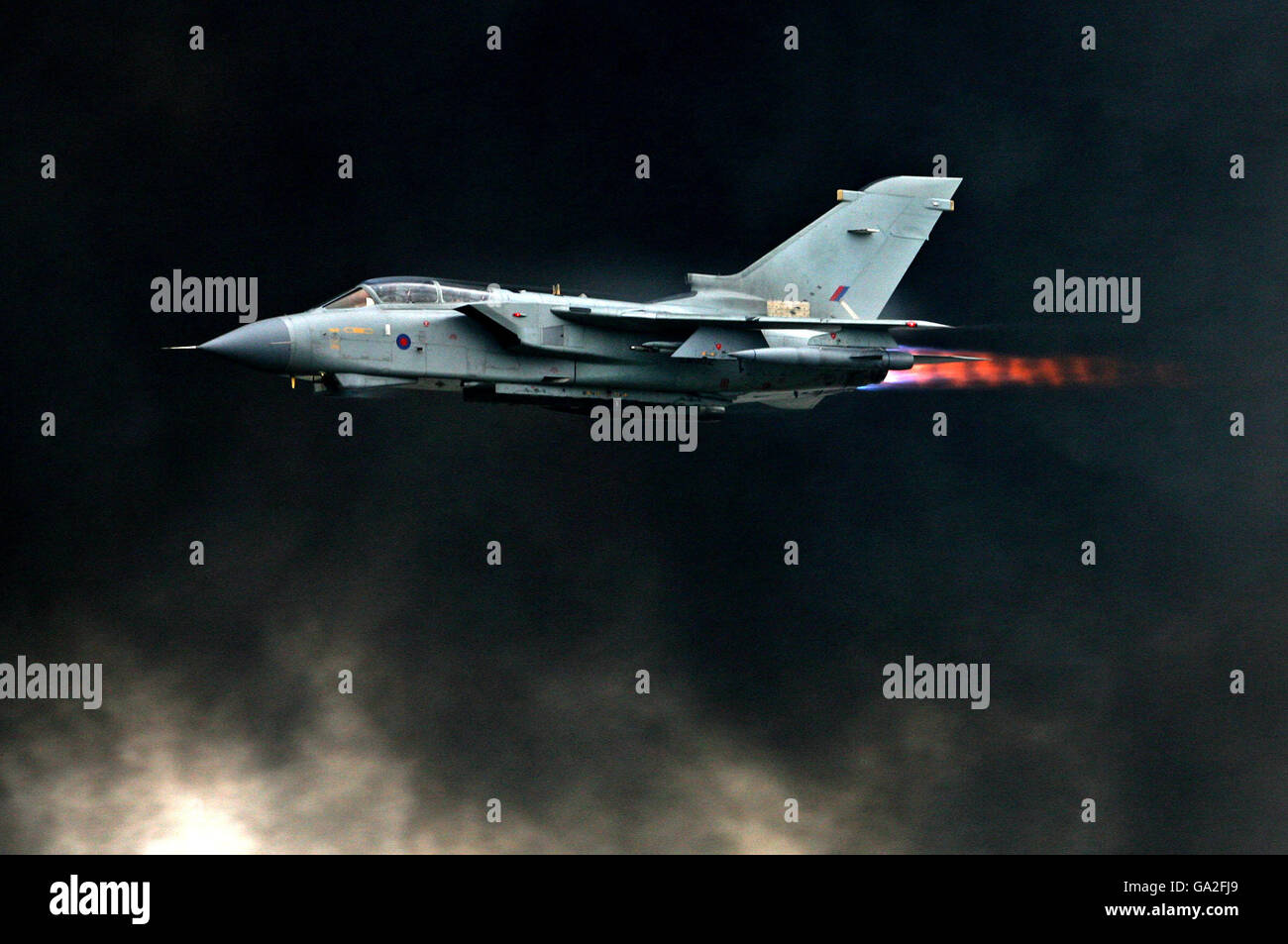 Ein Kampfflugzeug nimmt an einer Luftwaffe am The Royal International Air Tattoo in Fairford in Gloucestershire Teil, PRESSE VERBANDSFOTO, Sonntag, 15. Juli 2007. Das Fairford Air Tattoo ist die größte militärische Air Show der Welt. Bildnachweis sollte lauten: Anthony Devlin/PA Stockfoto