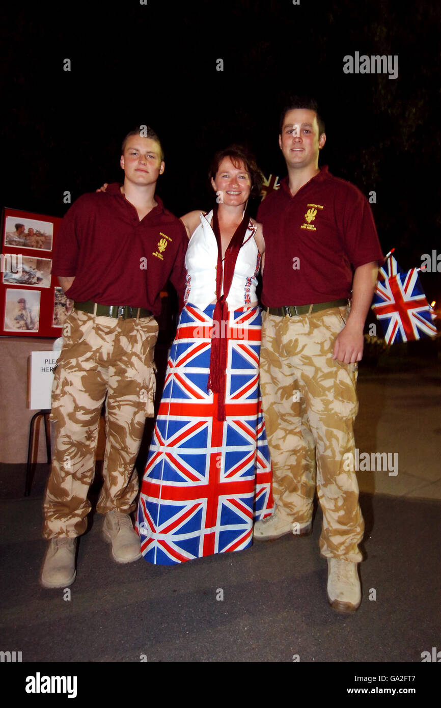 Pferderennen - The Digibet Best of British Night - Kempton Park Racecourse. Vertreter des King's Royal Hussars' Zeltes sprechen mit Besuchern auf der Rennbahn Kempton Park. Stockfoto