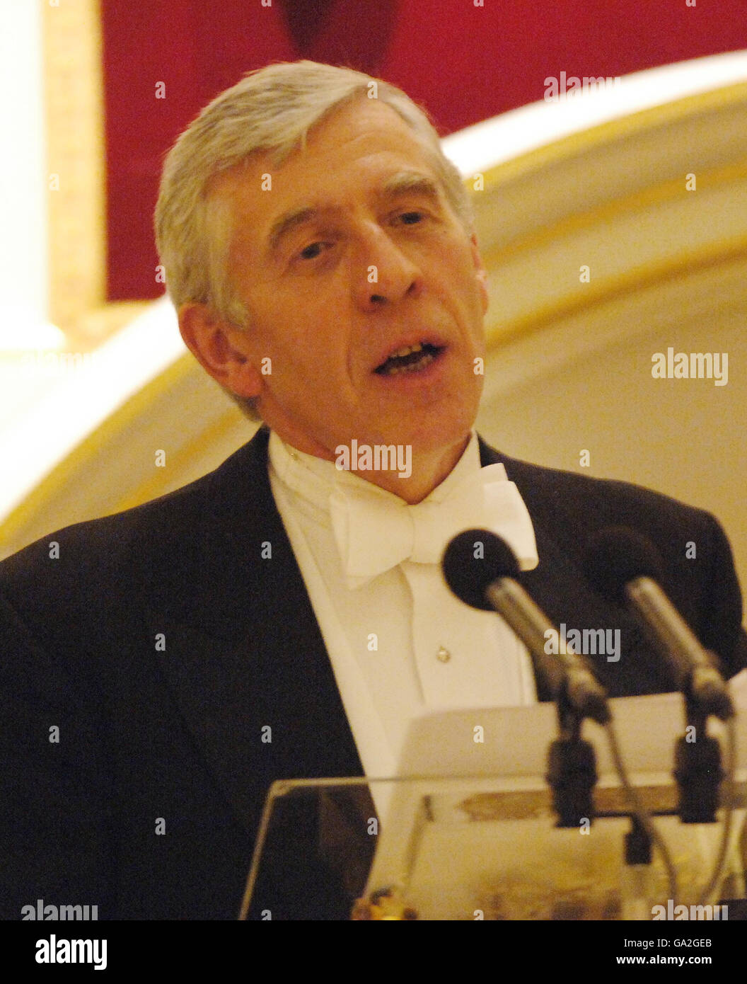 Lord High Chancellor und Secretary of State for Justice, Jack Straw spricht im Mansion House in der City of London während des jährlichen Abendessens vor den Richtern Ihrer Majestät. Stockfoto