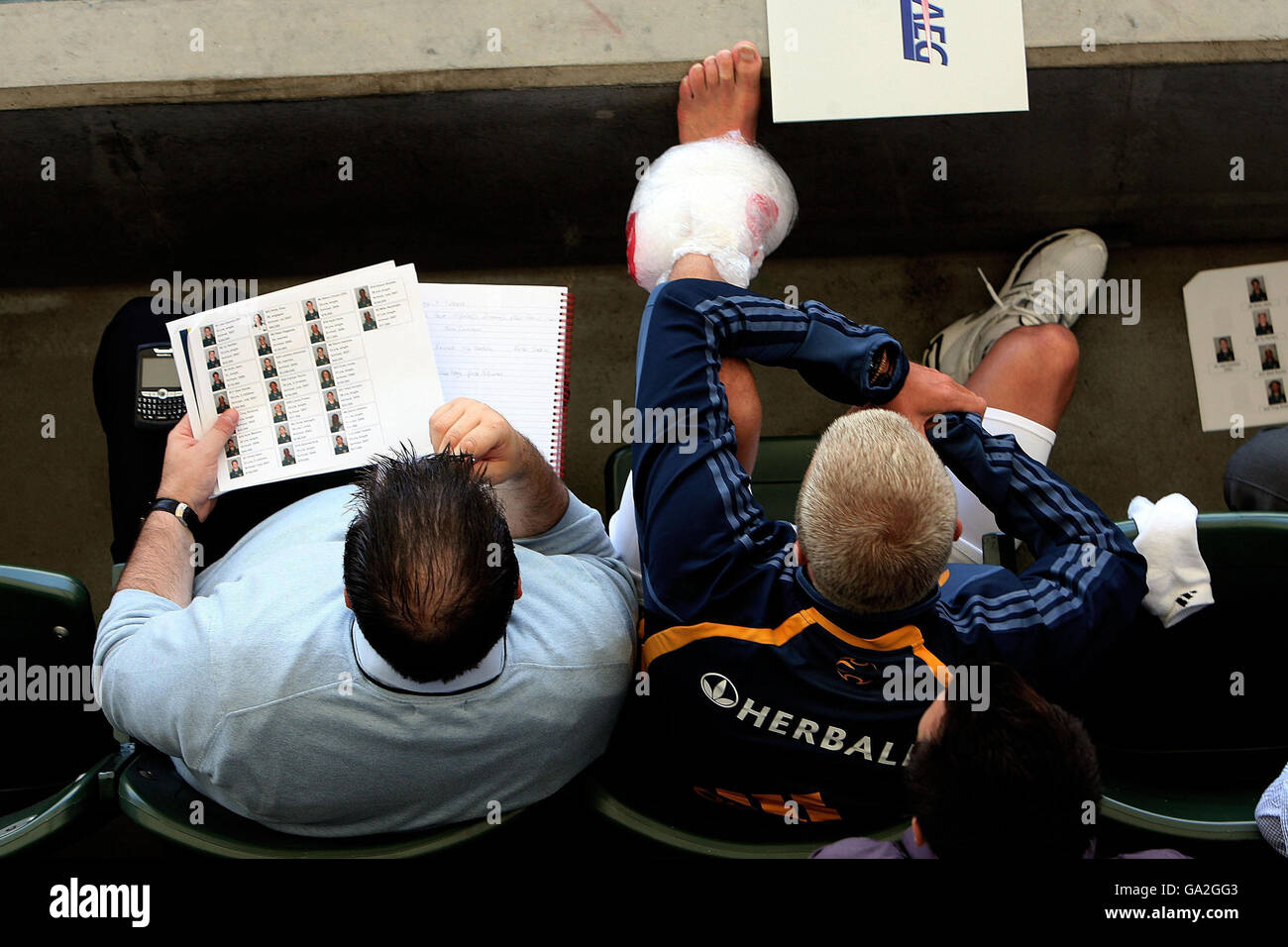 David Beckham VON LA Galaxy wird von seinem Personal Manager Terry Burn als er während eines Freundschaftsspiel im Home Depot Center, Los Angeles, USA, mit seinem Knöchel im Eis saß, eine Teamliste angezeigt. Stockfoto