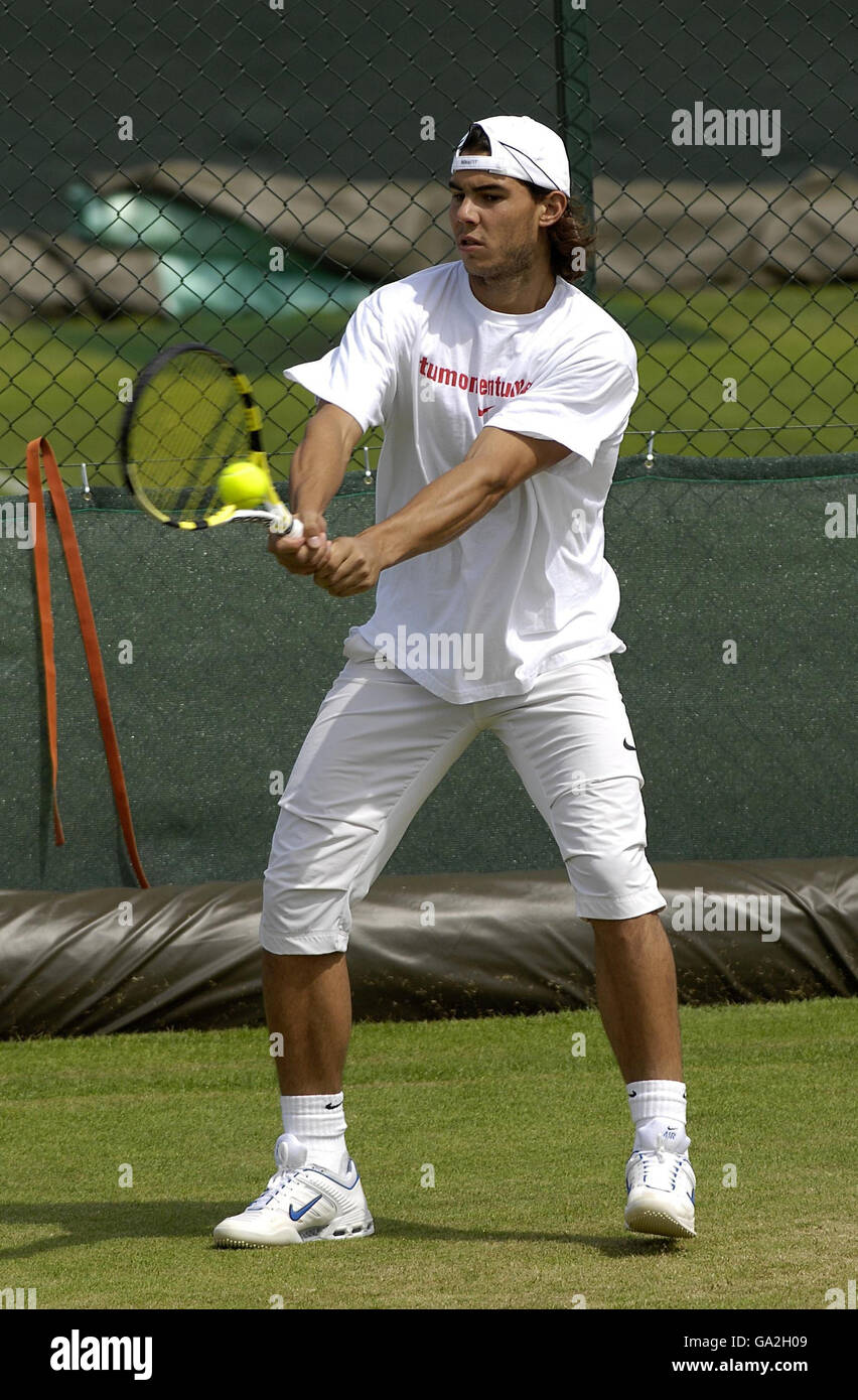 Tennis - Wimbledon Championships 2007 - Tag Fünf - All England Club. Der Spanier Rafael Nadal während einer Trainingseinheit bei der All England Lawn Tennis Championship in Wimbledon. Stockfoto